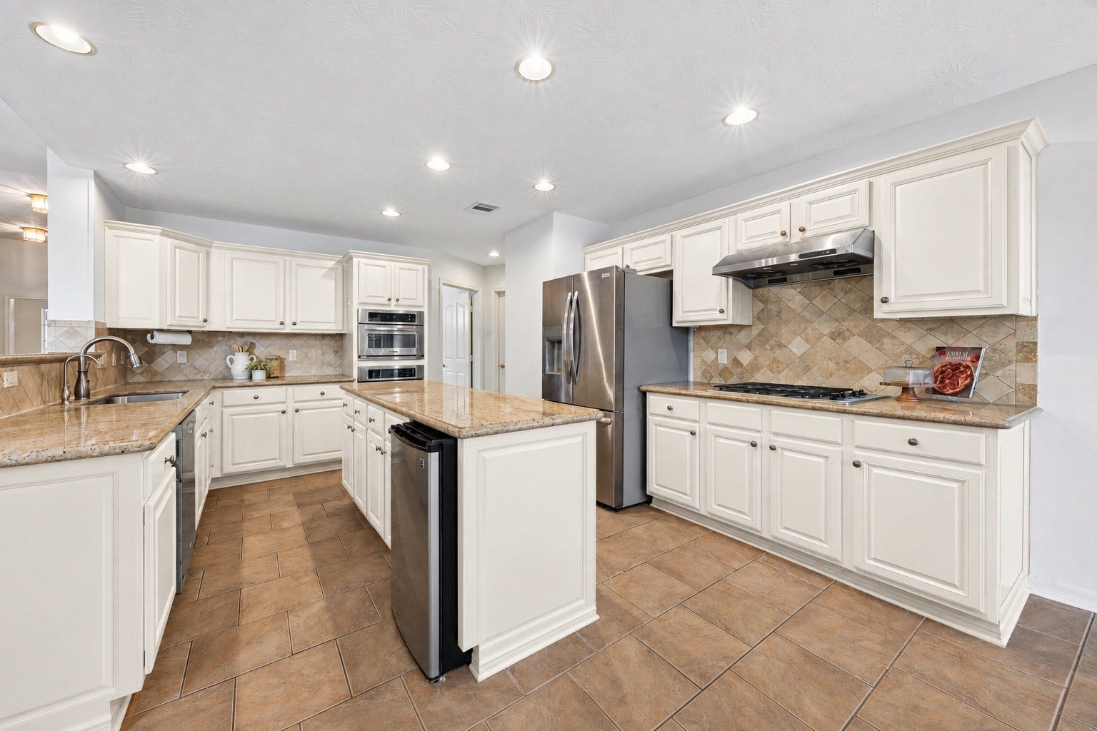 3316 Windfern, Pearland, TX 77581 Virtually painted cabinets