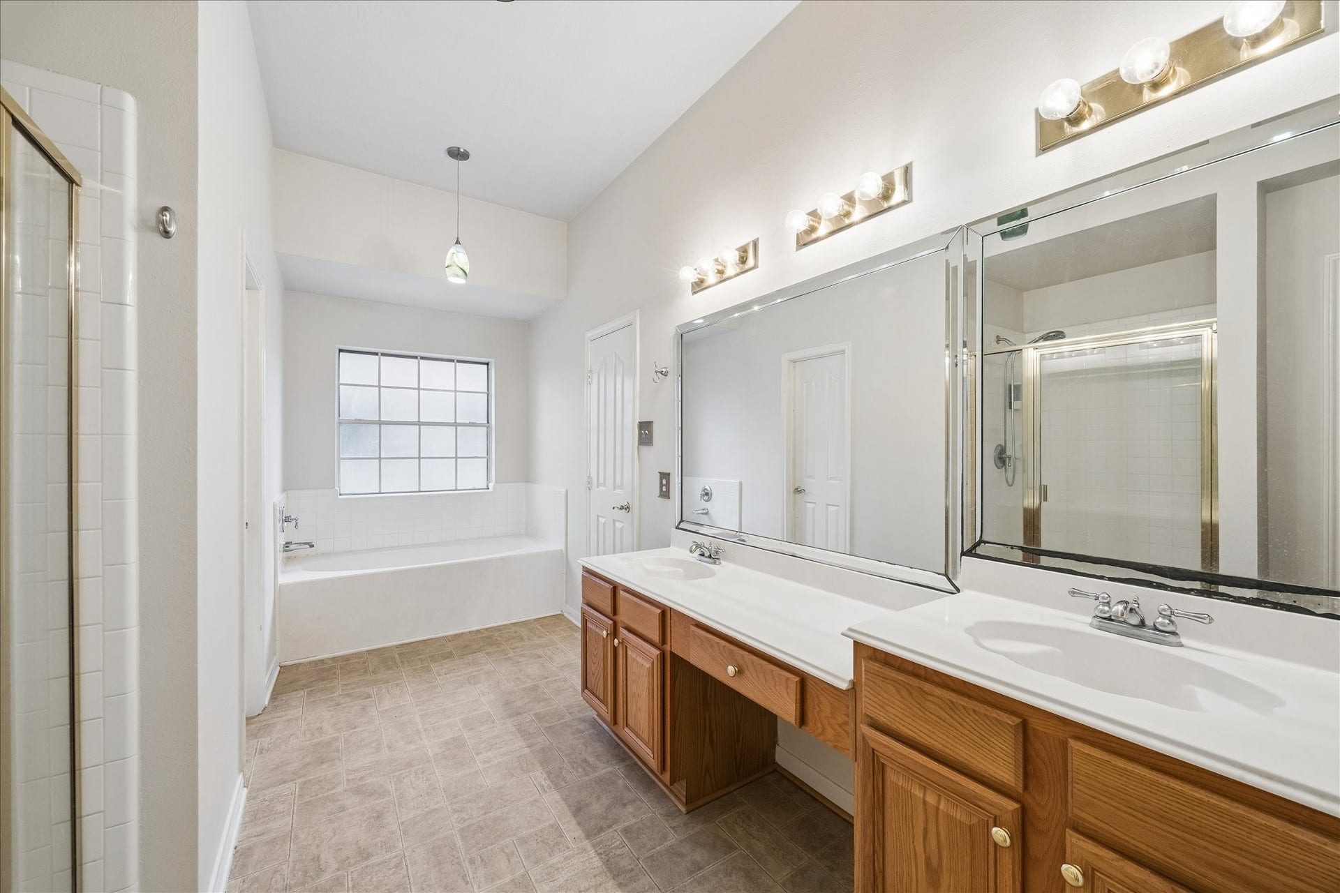 3316 Windfern, Pearland, TX 77581 Two sinks, garden tub, and a separate shower