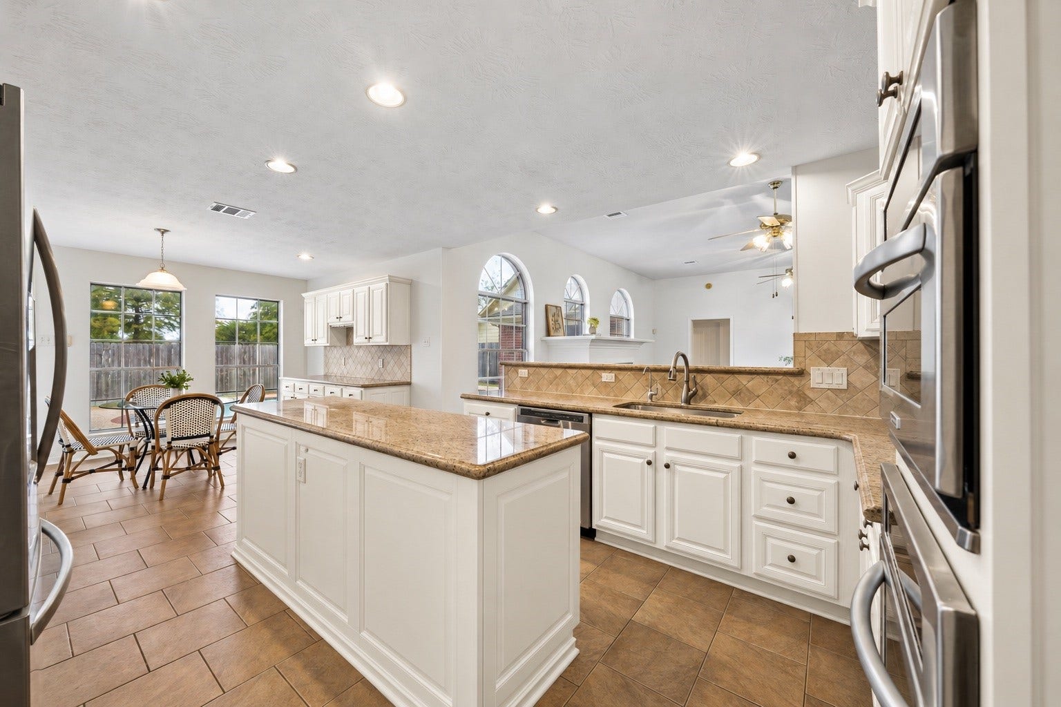 3316 Windfern, Pearland, TX 77581 Virtually painted cabinets