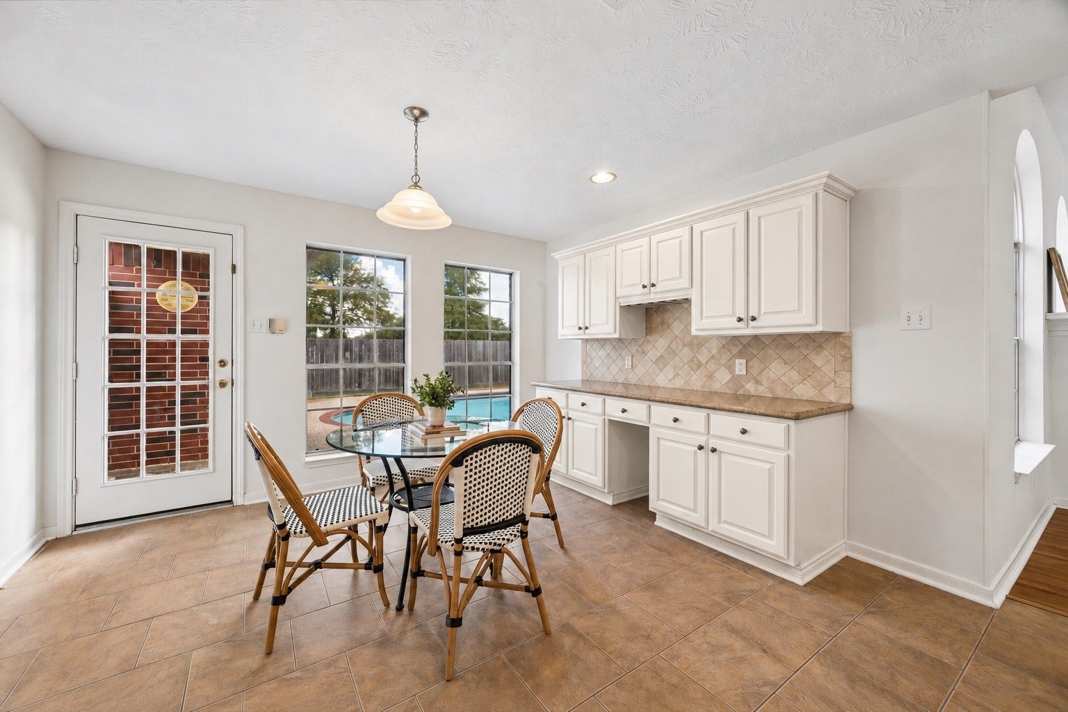 3316 Windfern, Pearland, TX 77581 Virtually painted cabinets