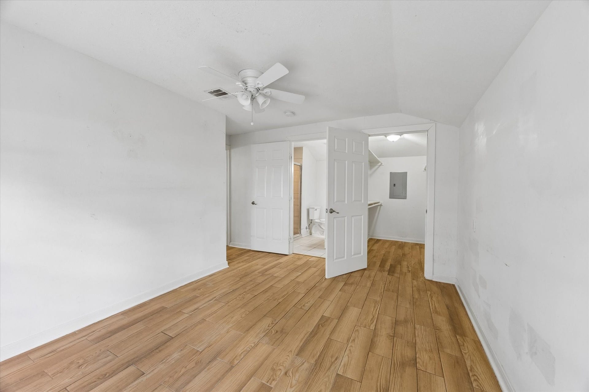 5119 PATRICK HENRY, Bellaire, TX 77401 There is an en suite bathroom and a large walk-in closet.