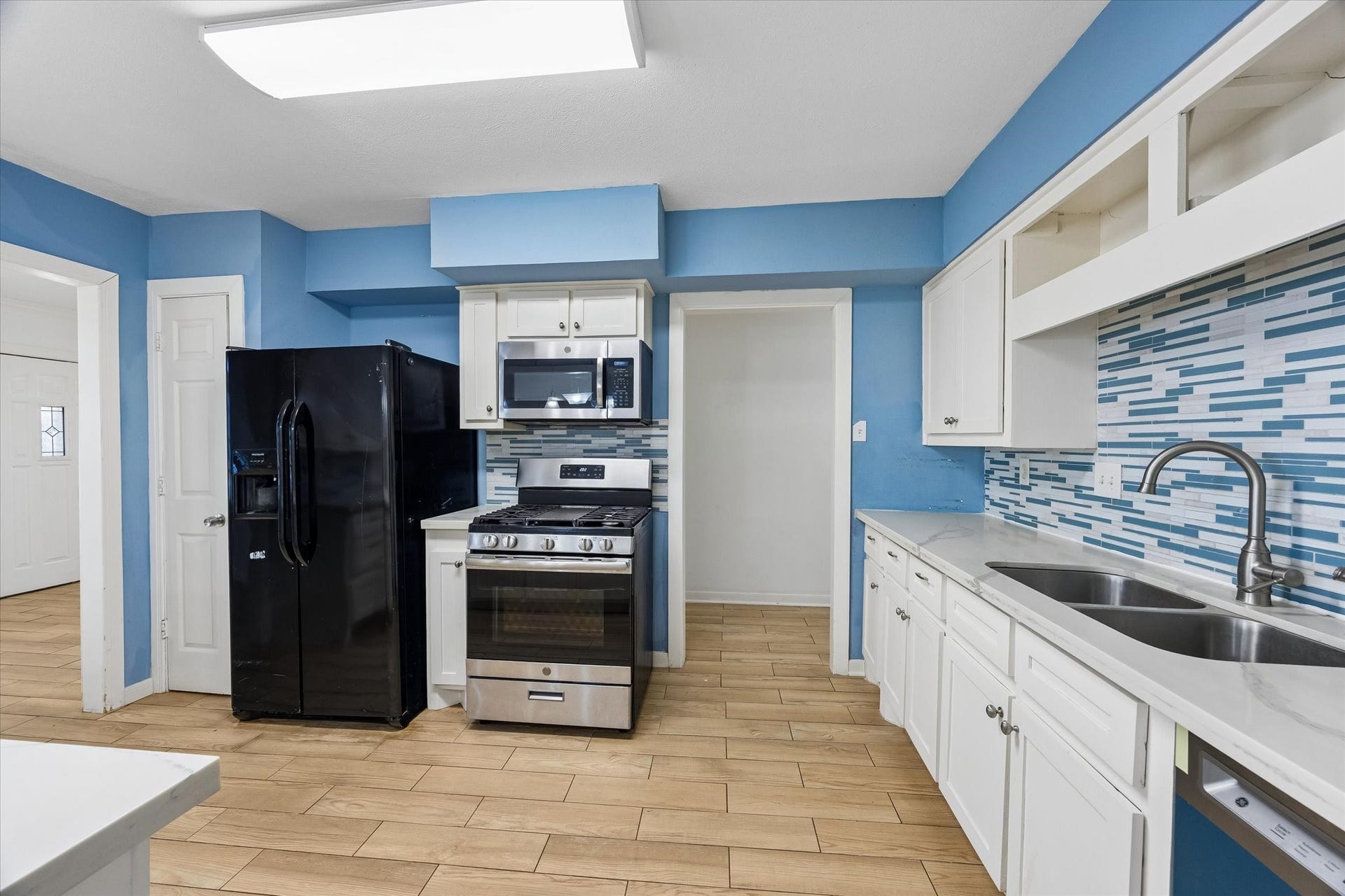 5119 PATRICK HENRY, Bellaire, TX 77401 Appliances in the spacious kitchen date from the home's remodel in 2017. Dishwasher is 2025. Sleek quartz counter tops.