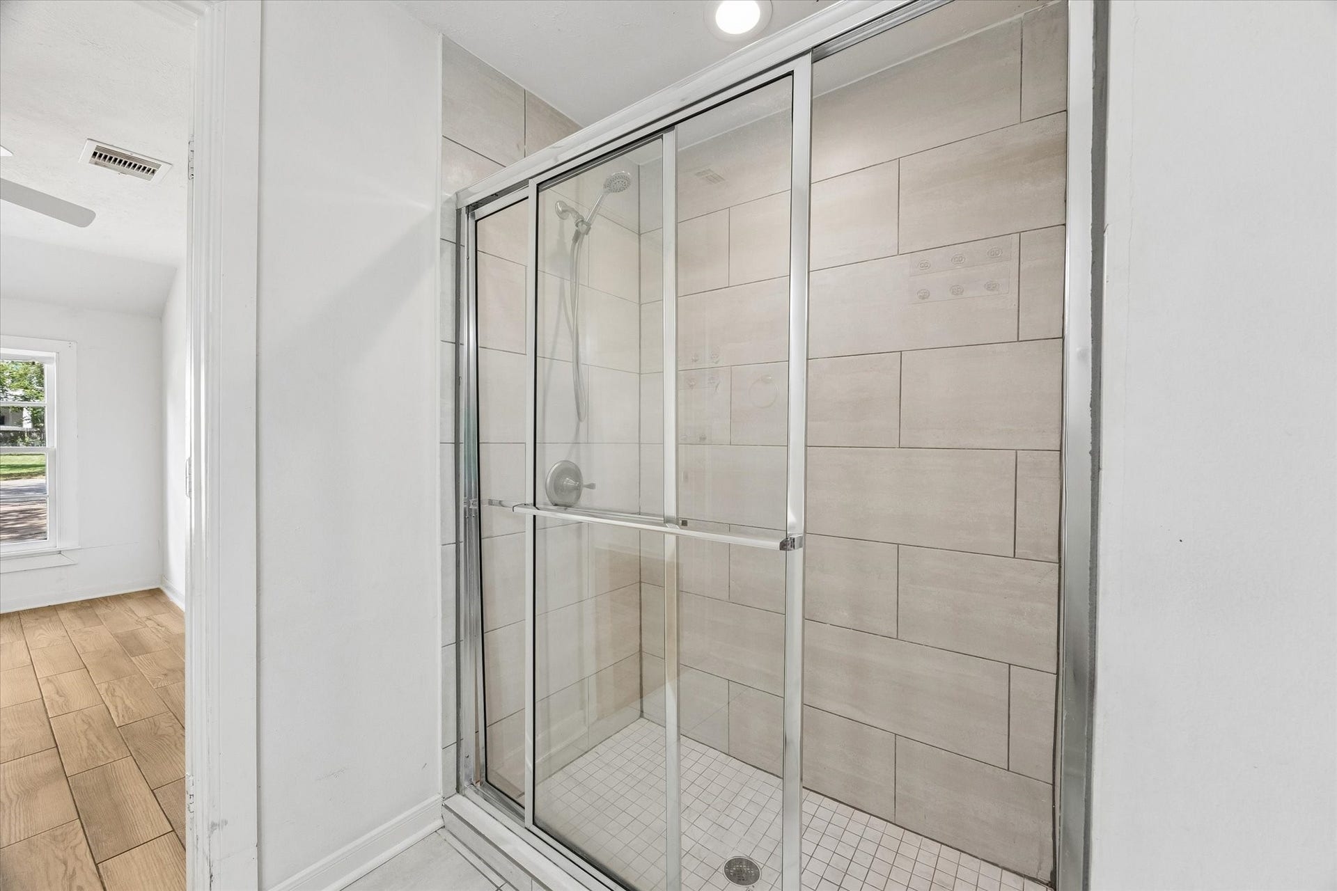 5119 PATRICK HENRY, Bellaire, TX 77401 There is a large walk-in shower.