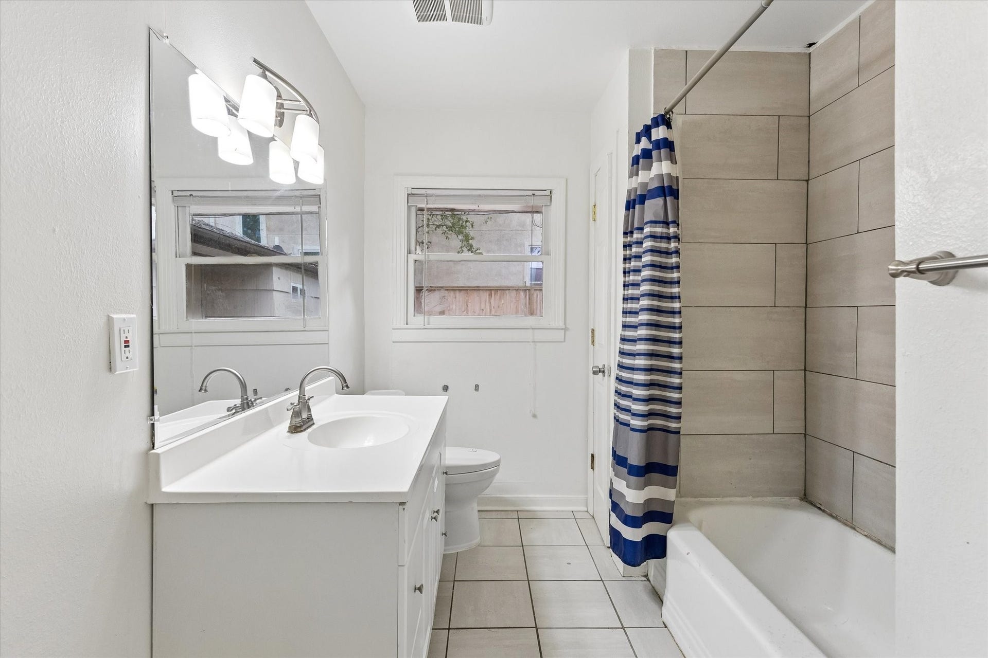 5119 PATRICK HENRY, Bellaire, TX 77401 The other bath has a tub/shower combo.