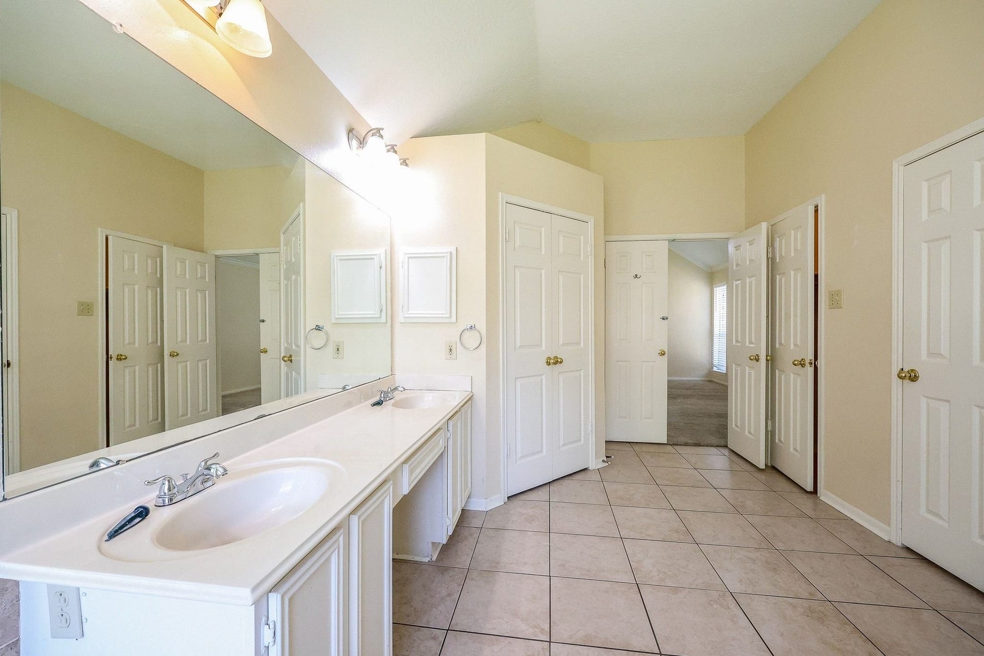4230 Torrey Creek Lane, Houston, TX 77014 Master Bathroom