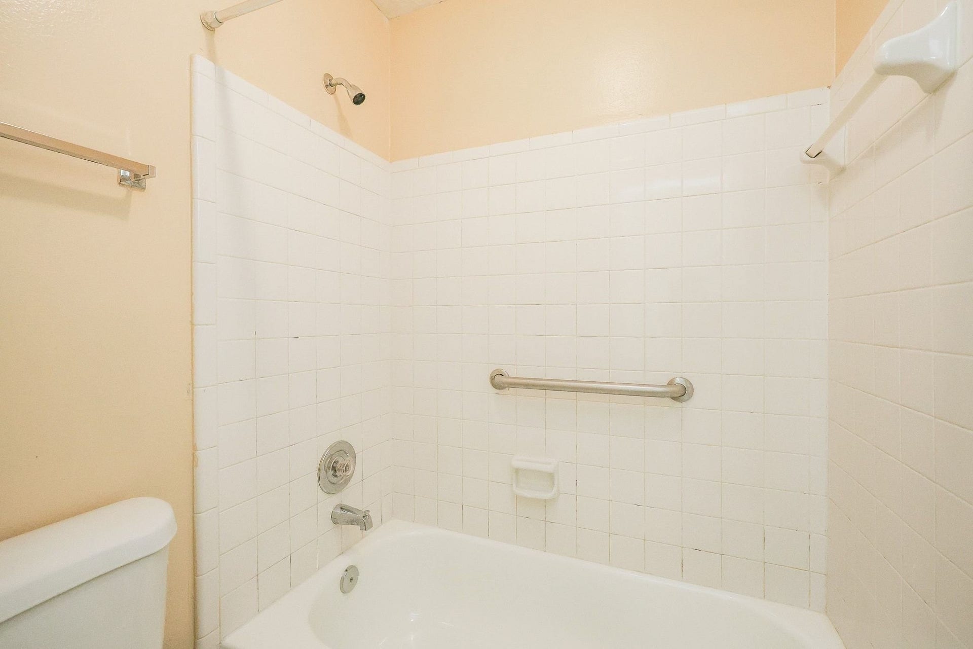 4230 Torrey Creek Lane, Houston, TX 77014 Shared Bathroom