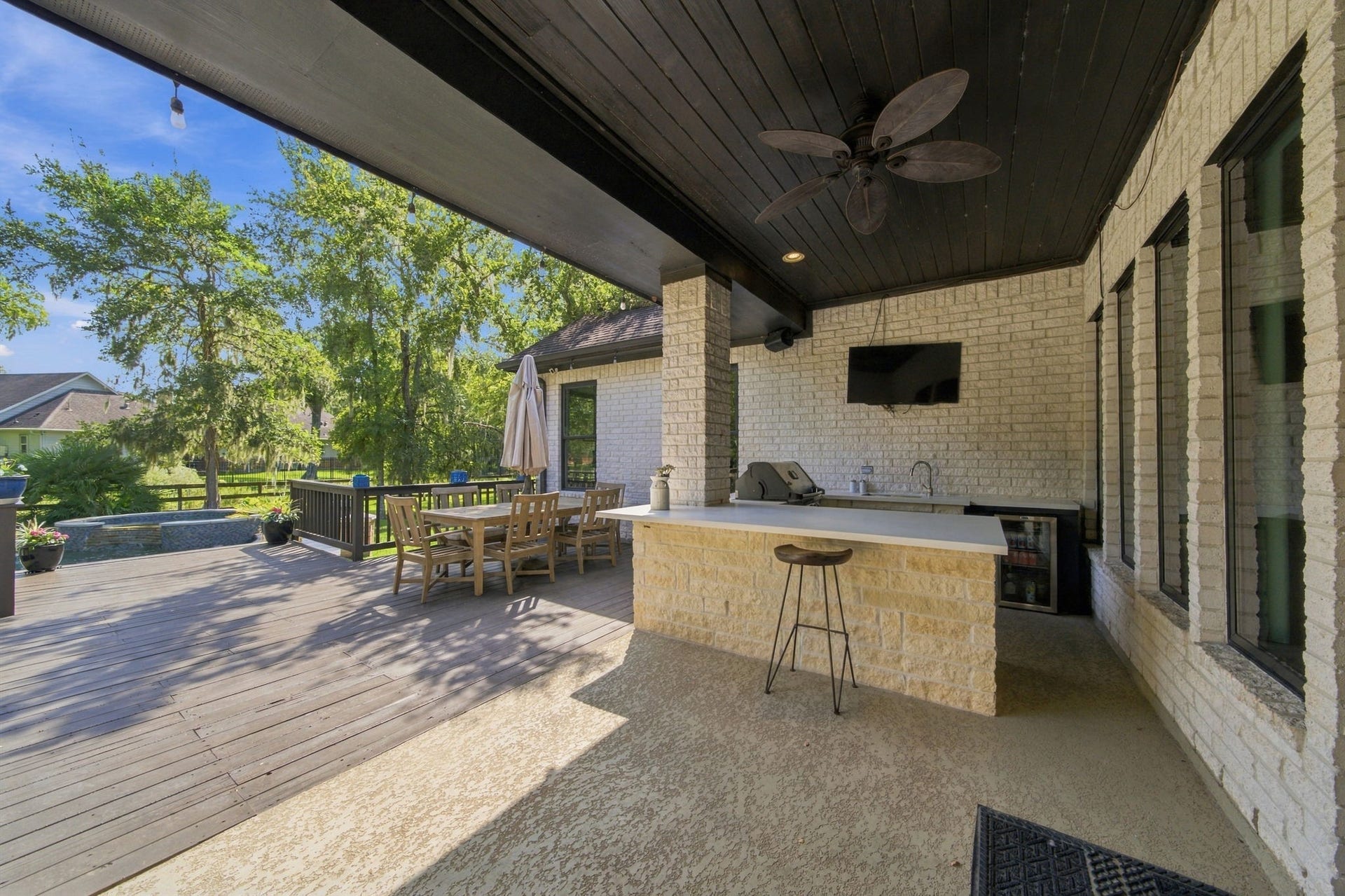 32703 Wales Circle, Fulshear, TX 77441 An expansive covered patio and outdoor kitchen make backyard dining and entertaining easy.