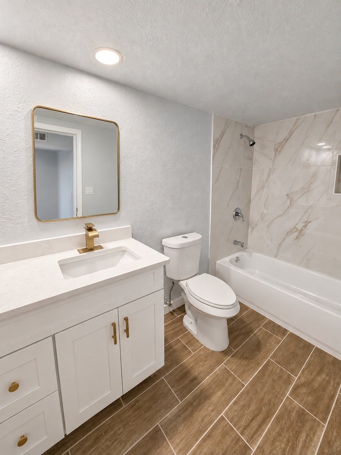 15623 Summer Briar Court, Missouri City, TX 77489 Hallway Bathroom
