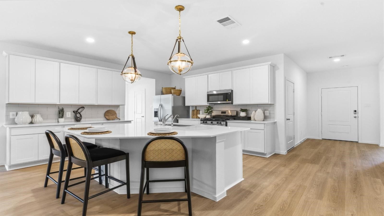 14223 Starboard Reach Drive, Texas City, TX 77510 Bright and spacious kitchen with quartz countertops, stainless steel appliances, and an island with bar seating.
