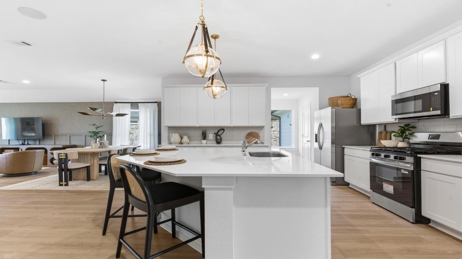 14223 Starboard Reach Drive, Texas City, TX 77510 Bright and spacious kitchen with quartz countertops, stainless steel appliances, and an island with bar seating.
