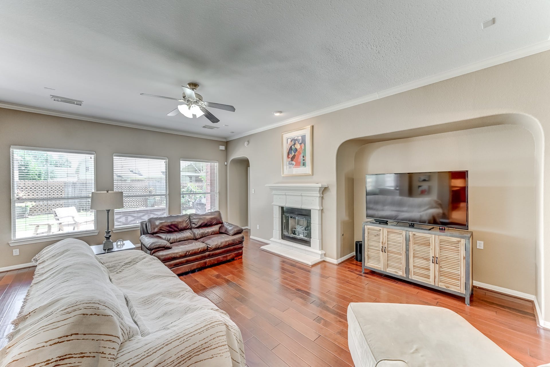 20722 Windrose Bend Drive, Spring, TX 77379 Open sightlines create an easy flow through the first floor