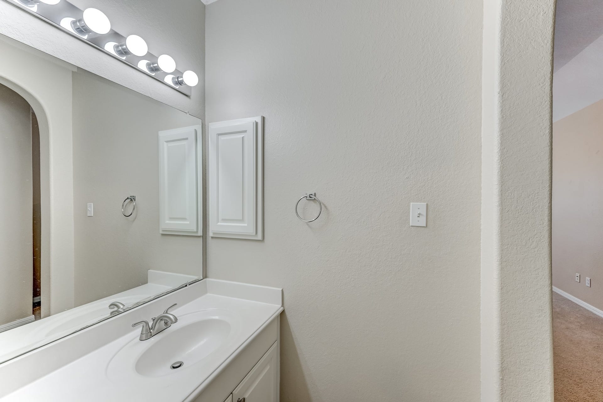 20722 Windrose Bend Drive, Spring, TX 77379 Dual-access Jack-and-Jill bath adds everyday convenience