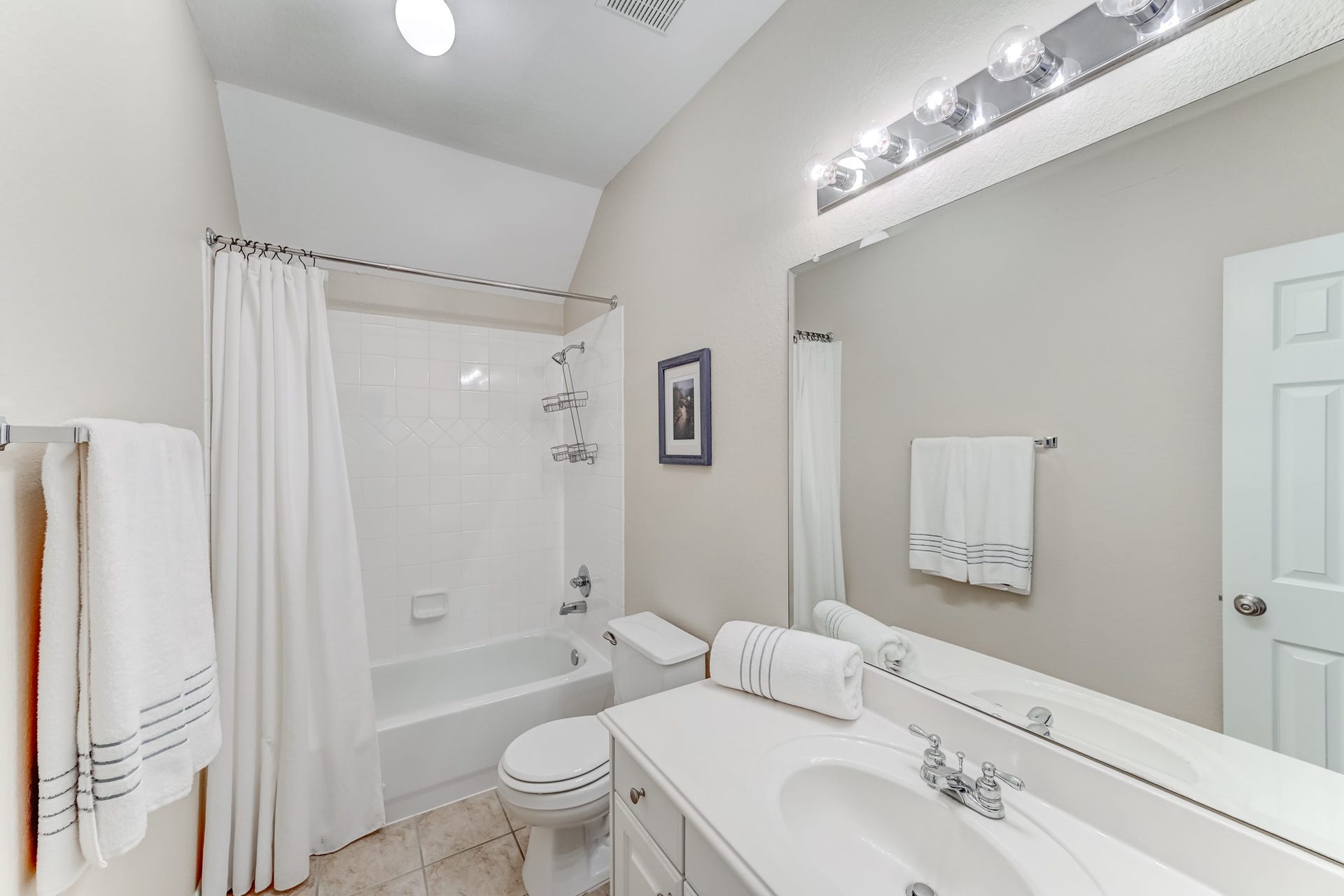20722 Windrose Bend Drive, Spring, TX 77379 Full upstairs hall bath serving the secondary living spaces