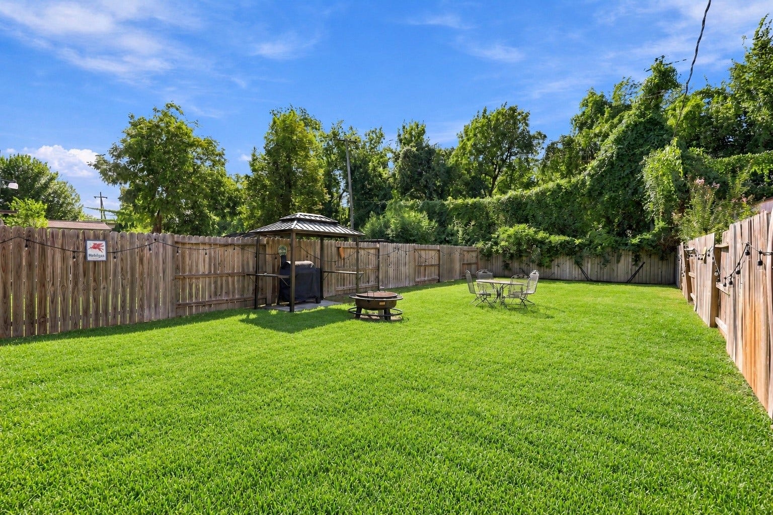 1116 Bennington Street, Houston, TX 77022 Expansive fully fenced backyard with a large lawn, perfect for outdoor gatherings, play, pets or relaxation.