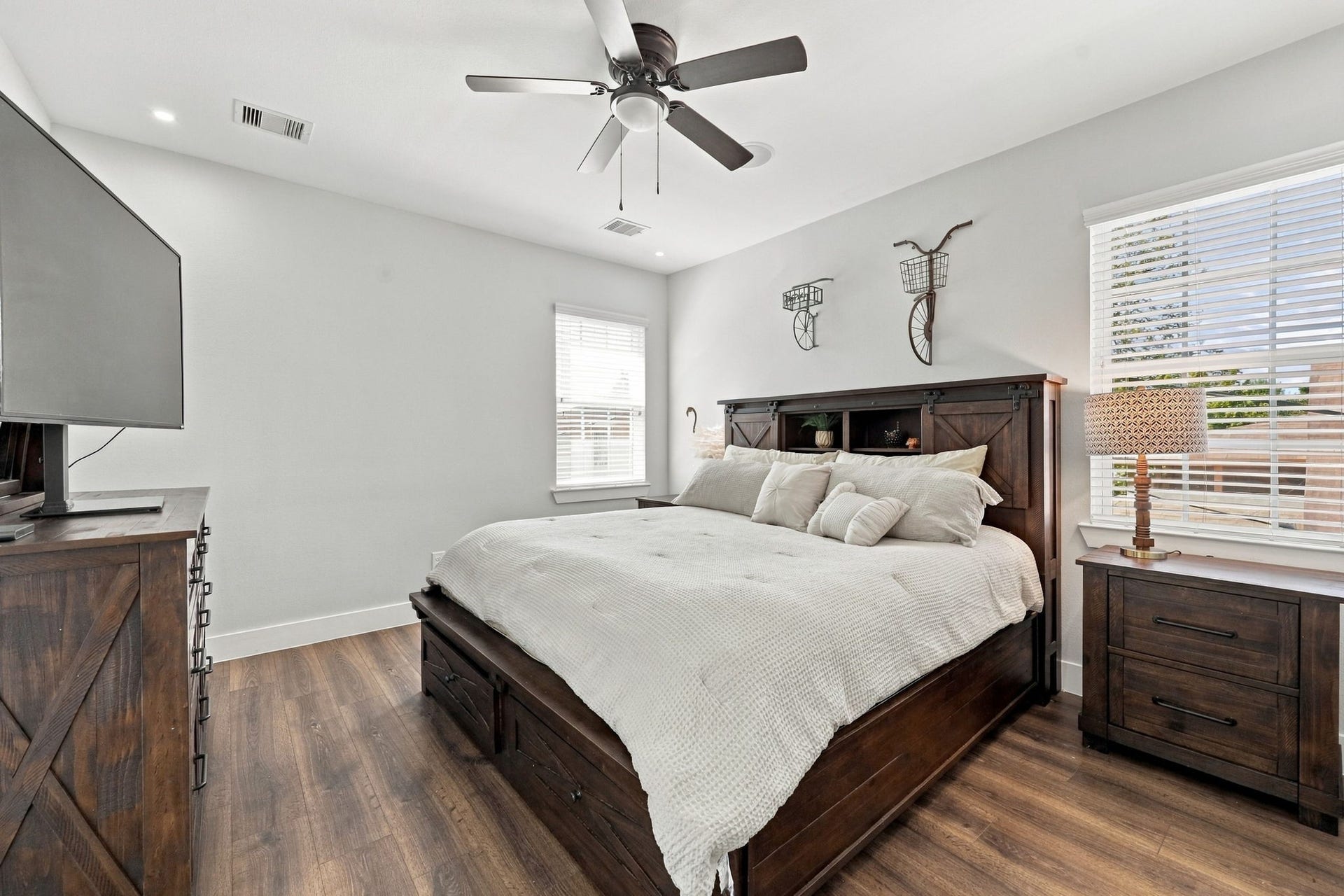 1116 Bennington Street, Houston, TX 77022 Another view of the spacious primary bedroom.