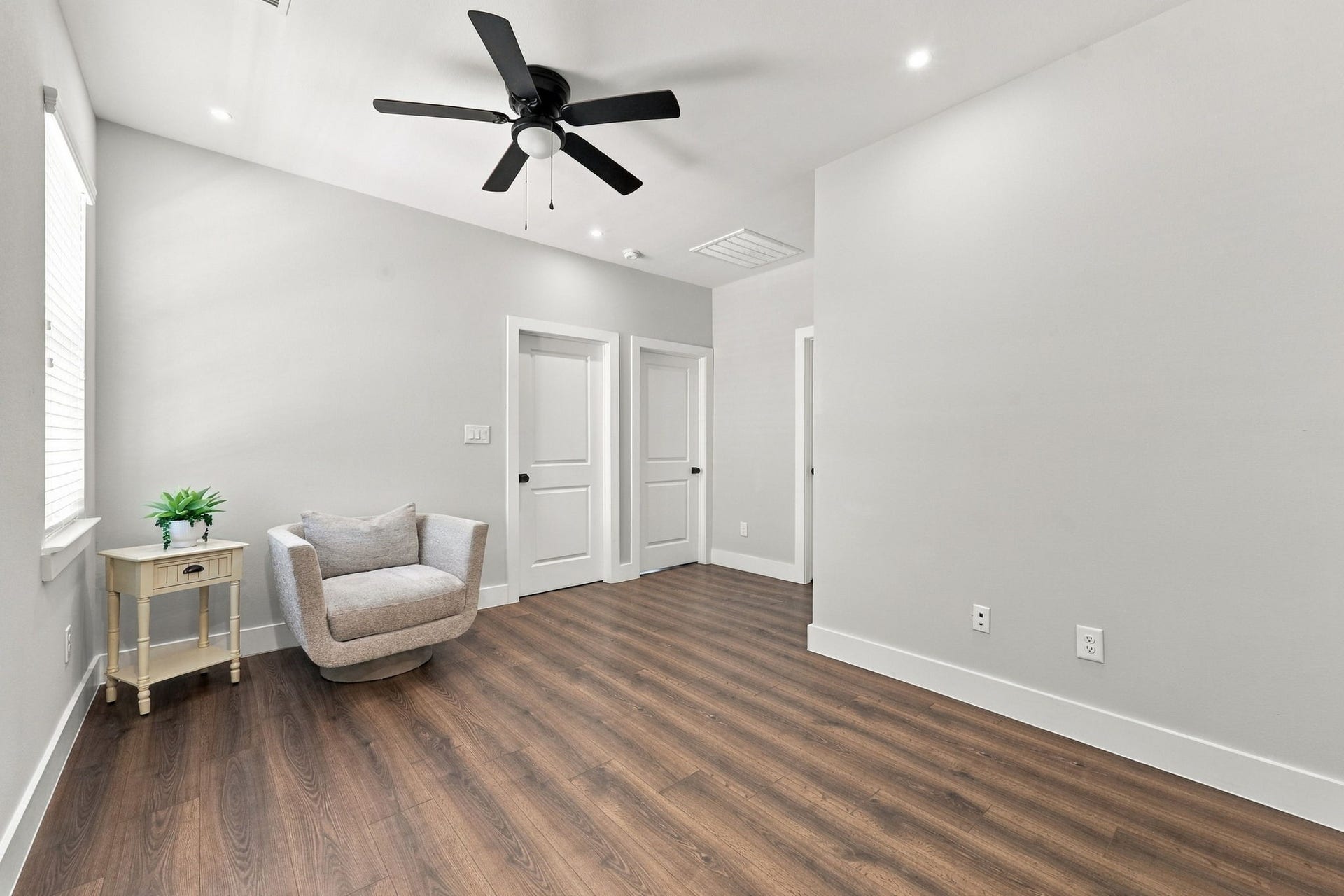 1116 Bennington Street, Houston, TX 77022 Second-floor landing offering the perfect spot for a desk, home office, reading area or additional lounge space.