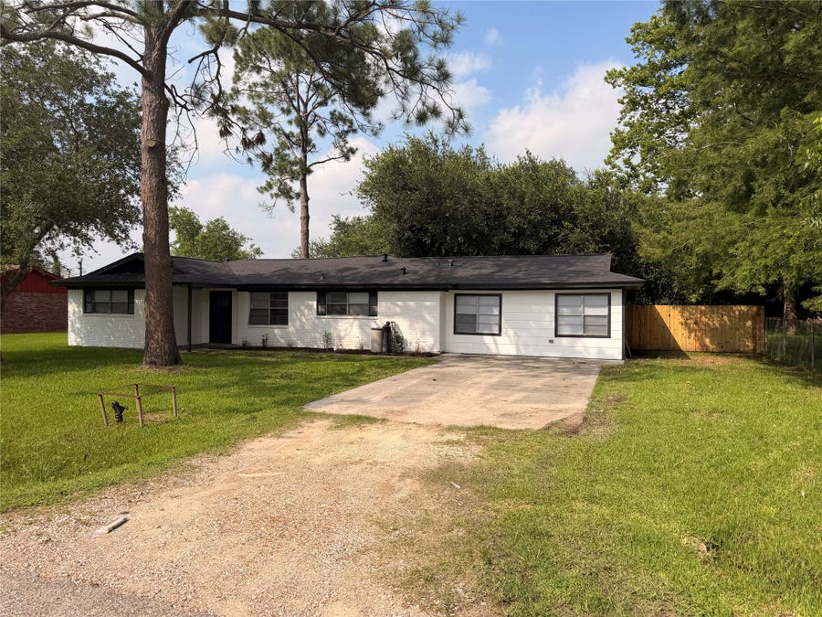 Property photo for 3221 County Road 890, Alvin, TX