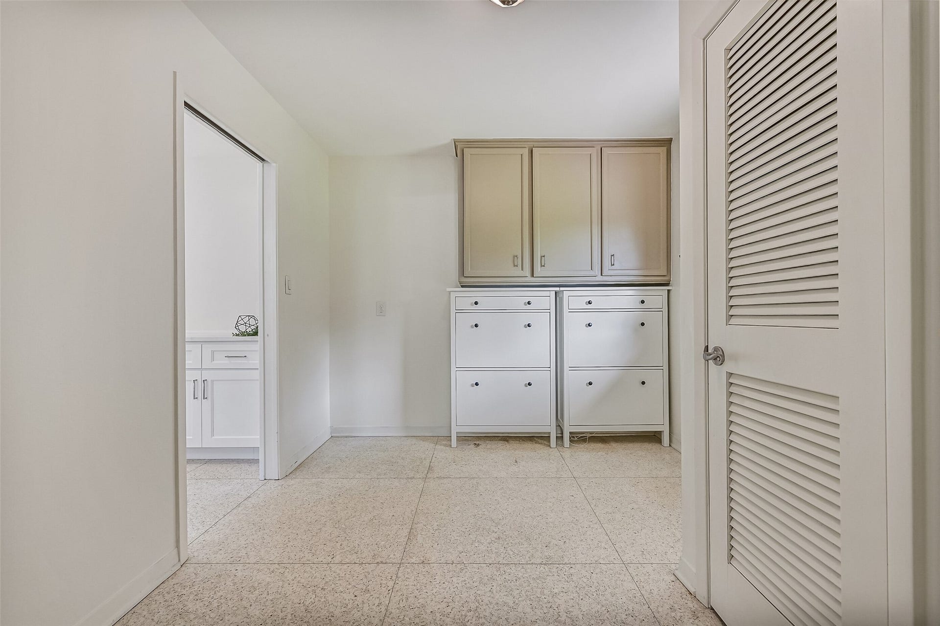 304 Chester Drive, Friendswood, TX 77546 Mudroom & Half Bath First Residence:
Just inside the rear entry and off of the kitchen, this well-designed mudroom offers built-in cabinetry and ample storage, creating an ideal drop zone with convenient access, as well as a half bathroom.