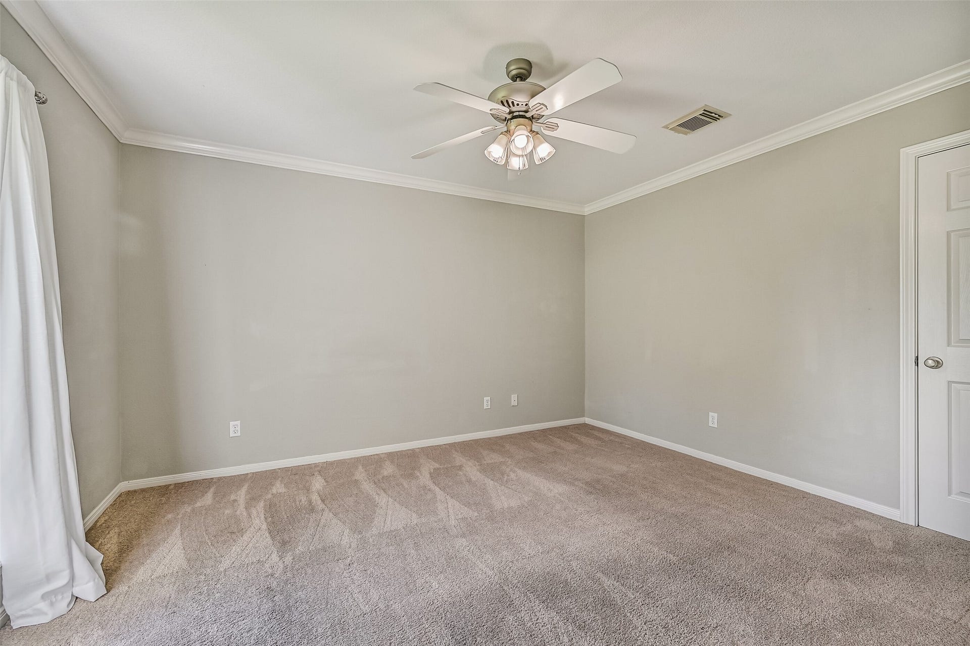 304 Chester Drive, Friendswood, TX 77546 Bedroom 1 Second Residence:
The first of two spacious secondary residence bedrooms features plush carpet, crown molding, and a lighted ceiling fan. A rear-facing window provides soft natural light and a peaceful view, while the walk-in closet offers generous storage.