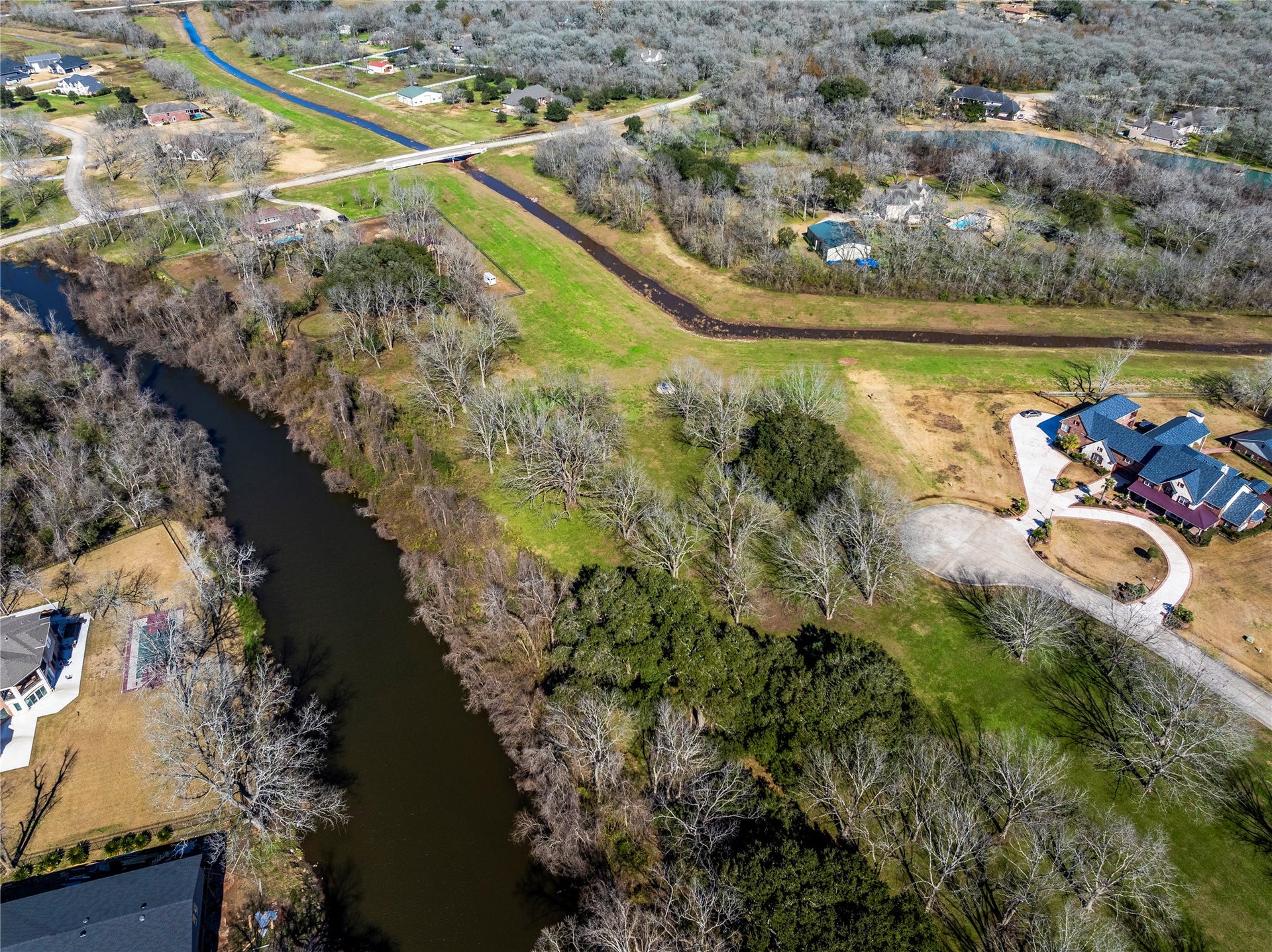 606 Oyster Shell Court, Missouri City, TX 77459 The lot is also WATERFRONT. The natural creek at the top of the picture proves a natural border for added tranquility.