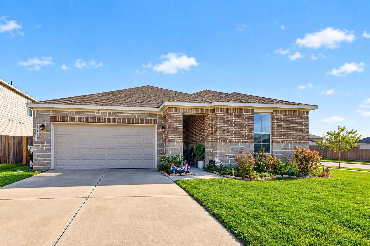 Cute 1 story on huge corner lot