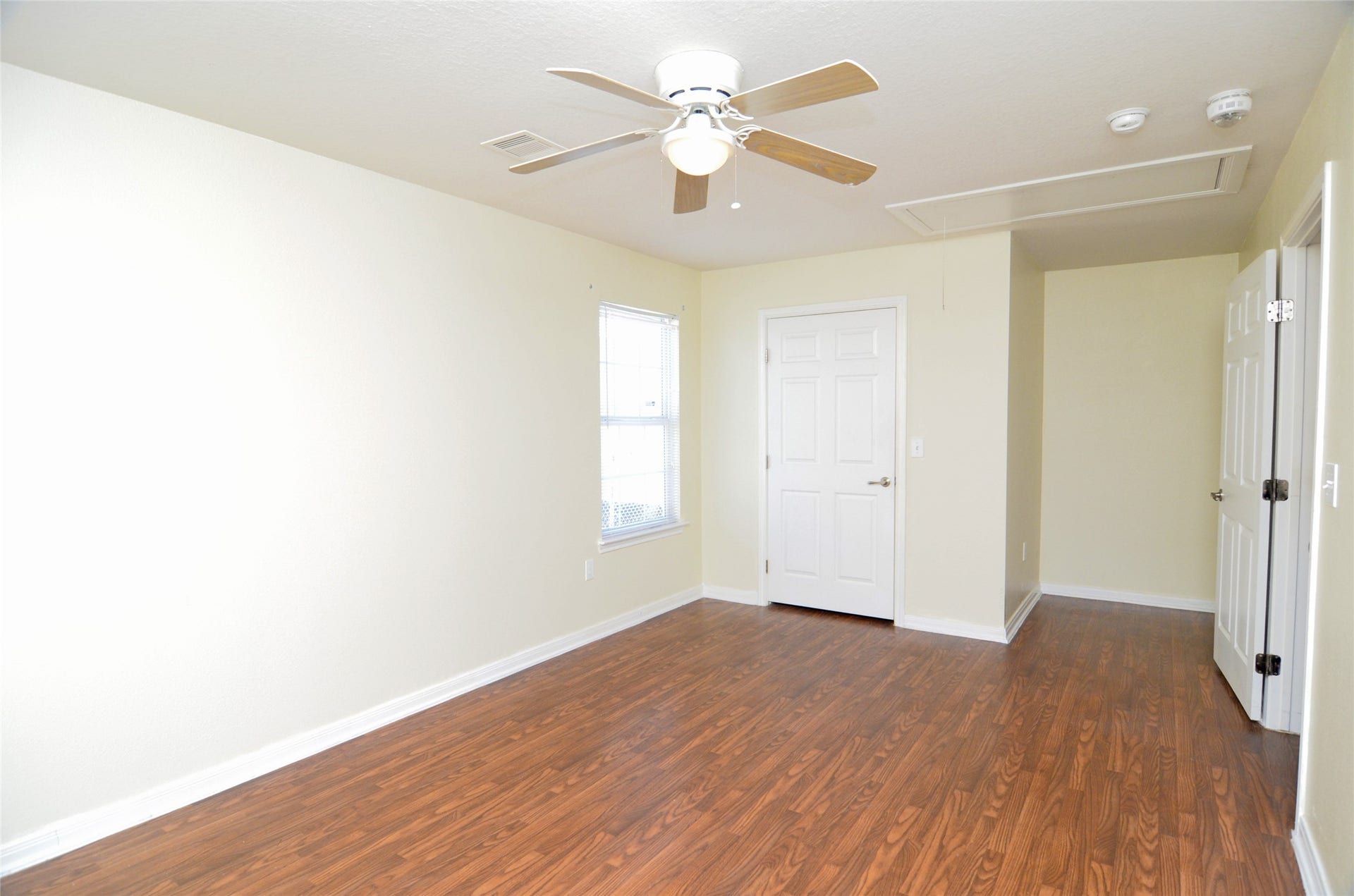 6225 Dickson Avenue, Texas City, TX 77591 Primary bedroom with walk-in closet