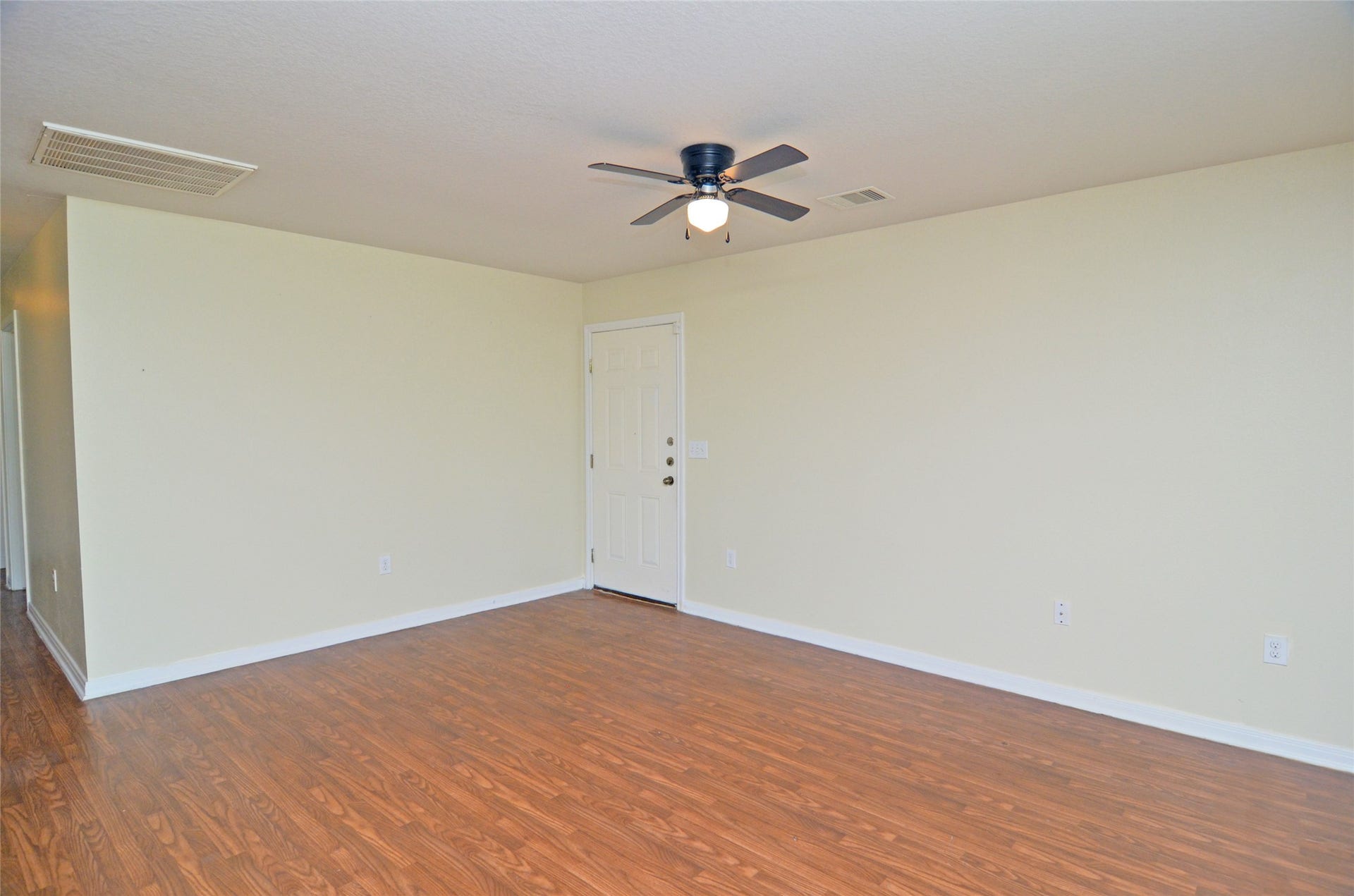 6225 Dickson Avenue, Texas City, TX 77591 Living room