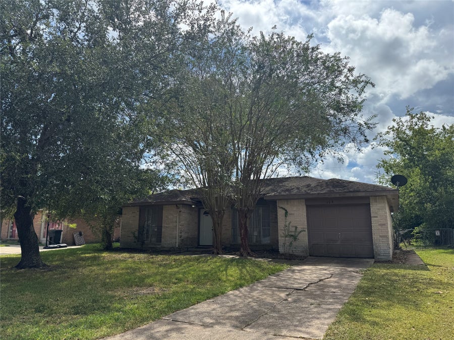 Property photo for 304 Brigadoon Lane, Friendswood, TX