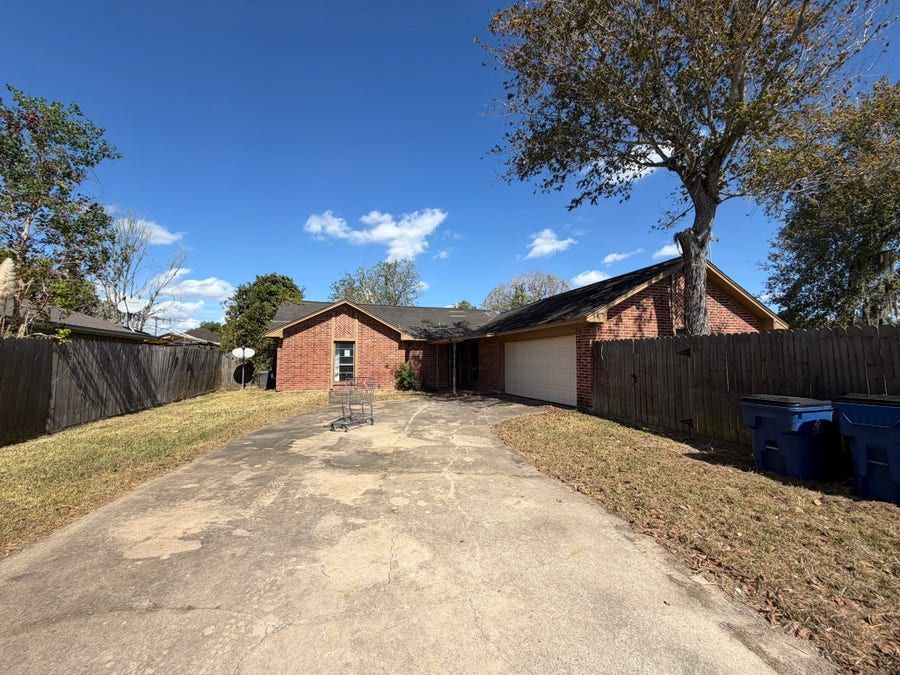 Property photo for 606 Tall Timber Drive, West Columbia, TX