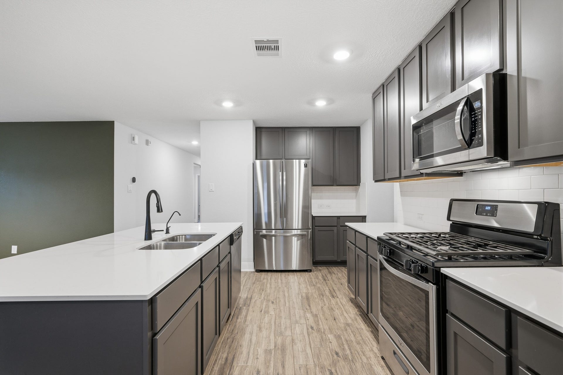 10314 Russell Pines Drive, Rosharon, TX 77583 Discover culinary elegance in this modern kitchen, featuring sleek stainless steel appliances, expansive countertops, and stylish cabinetry, perfect for both everyday meals and entertaining.