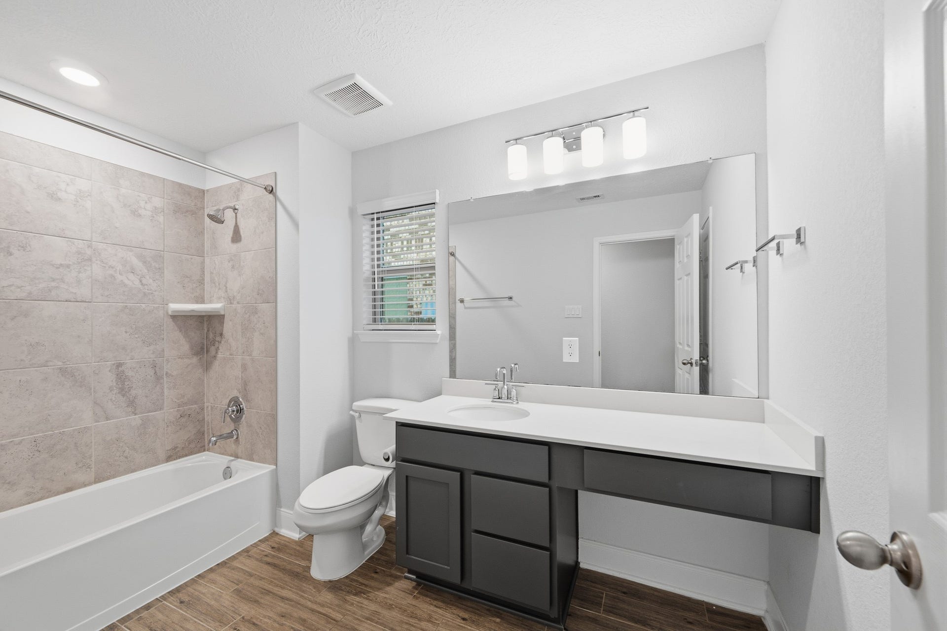 10314 Russell Pines Drive, Rosharon, TX 77583 bathroom