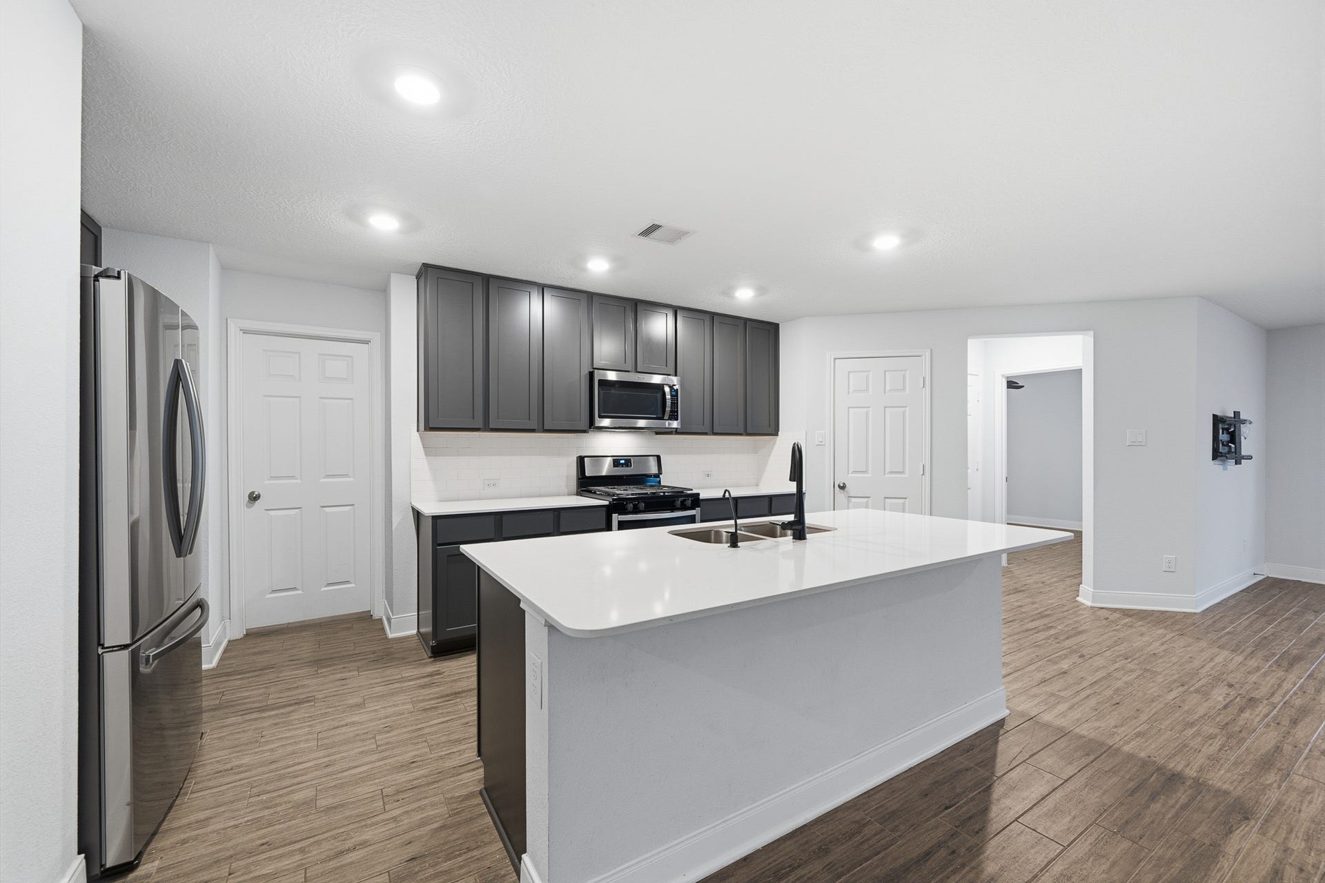 10314 Russell Pines Drive, Rosharon, TX 77583 Discover a sleek, modern kitchen featuring elegant cabinetry, stainless steel appliances, and a spacious island perfect for culinary adventures and gatherings.