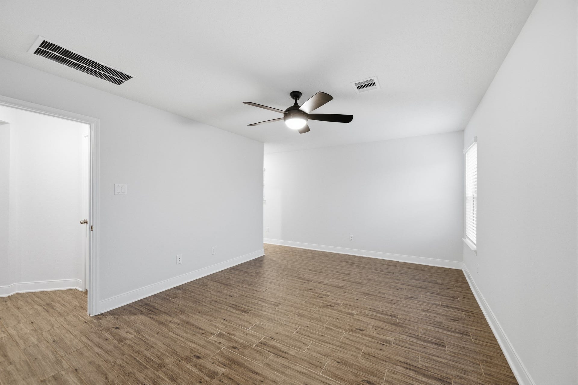 10314 Russell Pines Drive, Rosharon, TX 77583 Bright and spacious room featuring sleek flooring, a modern ceiling fan.