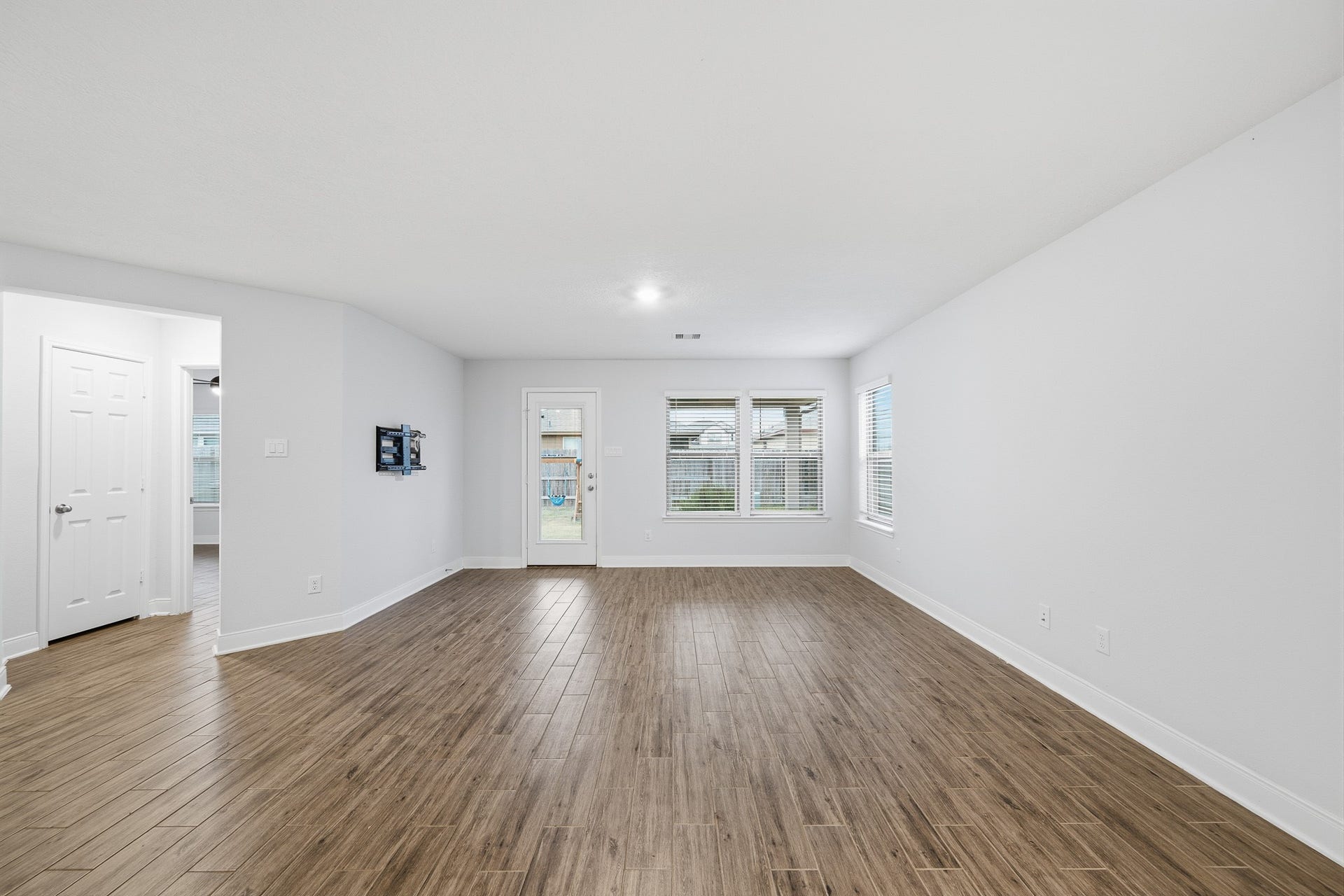 10314 Russell Pines Drive, Rosharon, TX 77583 Discover the inviting charm of this spacious living area, bathed in natural light and featuring elegant flooring that seamlessly blends style and comfort.