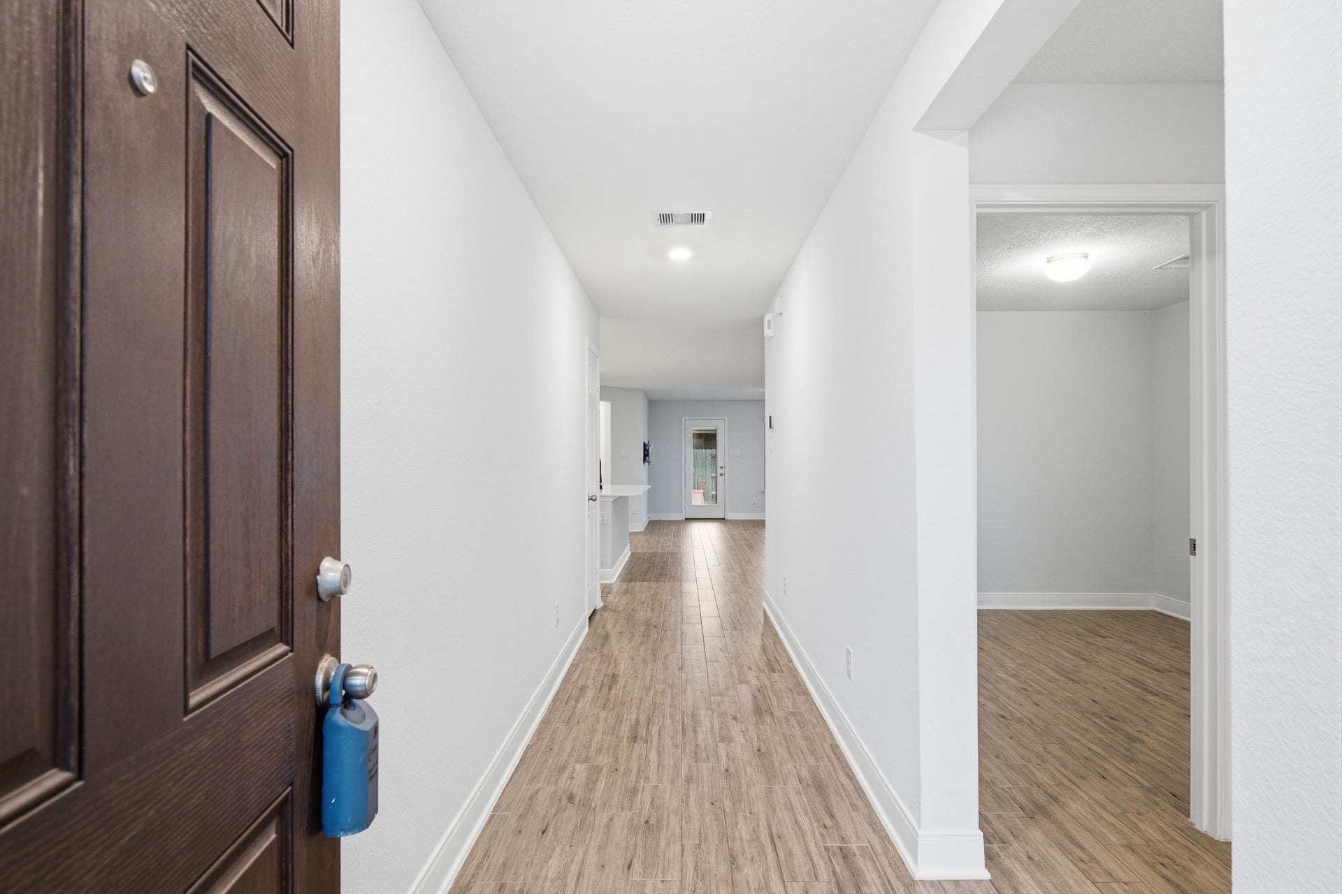 10314 Russell Pines Drive, Rosharon, TX 77583 Step into this inviting entryway, featuring sleek flooring and a bright, open corridor that warmly welcomes you home.