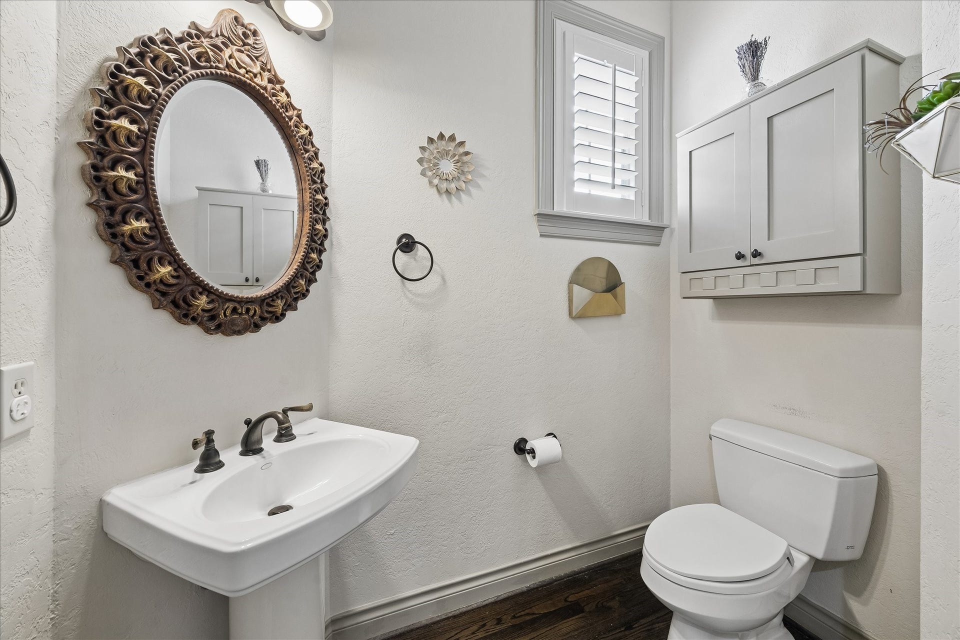1311 N Jordan Cove, Houston, TX 77055 Conveniently located 1st floor powder bath positioned off entry & formal living room. Features pedestal sink w/ decorative vanity mirror & lighting above, built-in storage above toilet, and privacy window w/ plantation shutters. A thoughtfully located bath for guests.
