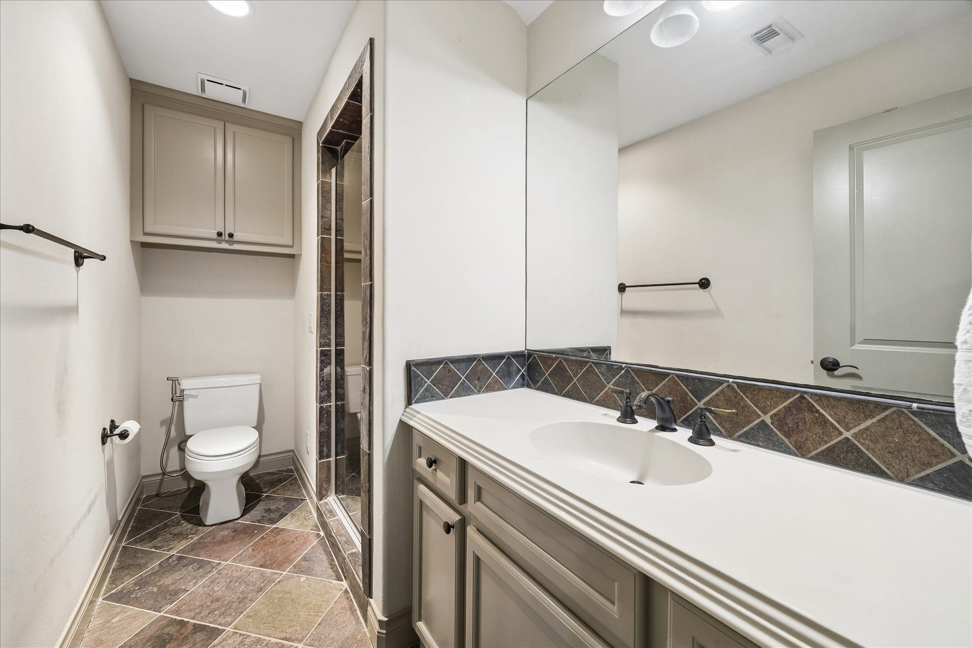 1311 N Jordan Cove, Houston, TX 77055 Full bath conveniently located on 3rd floor serving the versatile flex room/4th bedroom. Features separate shower, vanity w/ storage & slate tile flooring. Dedicated bath provides wonderful functionality & privacy, making 3rd floor an ideal guest suite, home office or additional living space.