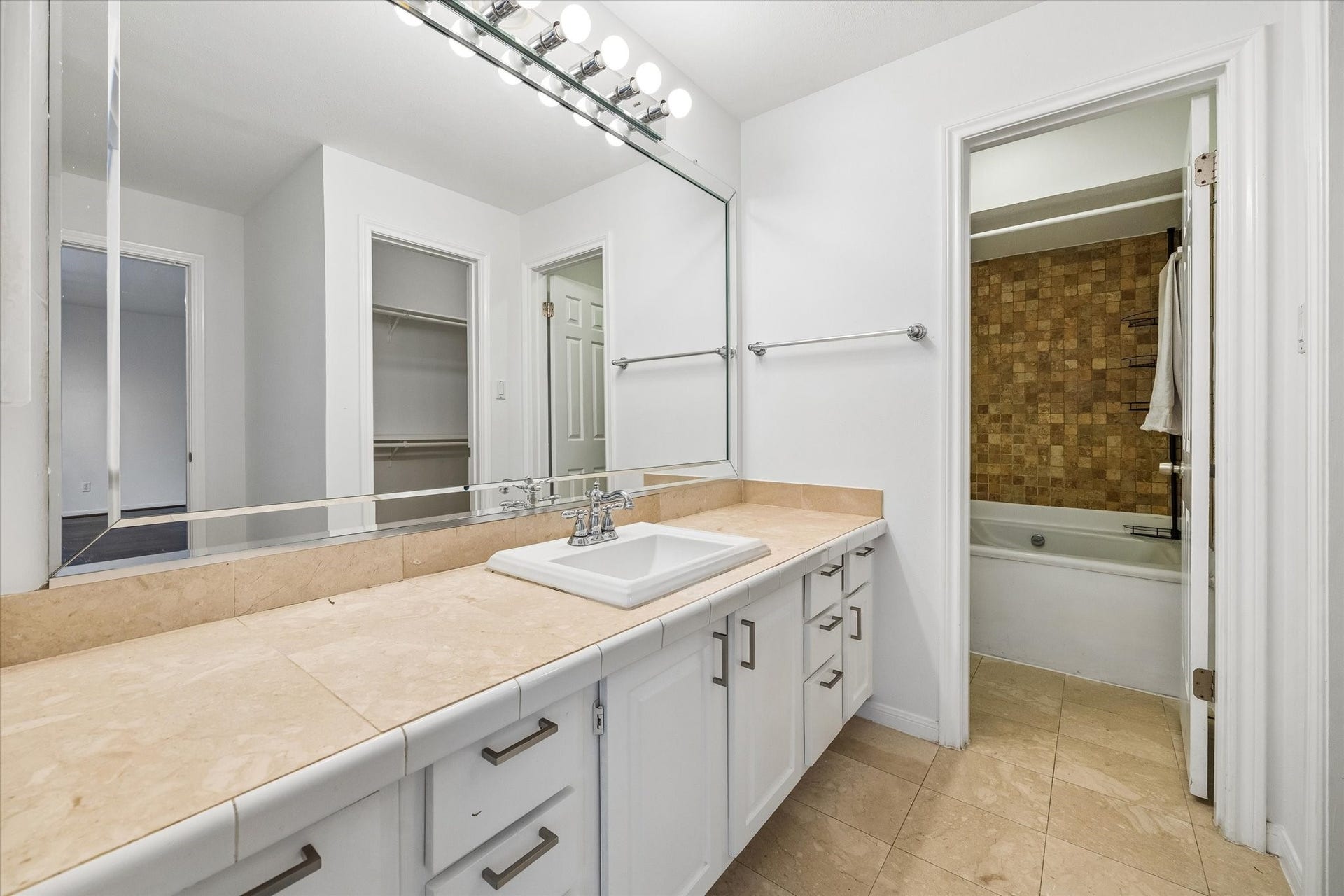 5200 Weslayan Street, #208, Houston, TX 77005 5200 Weslayan Street, #208, Houston, TX 77005