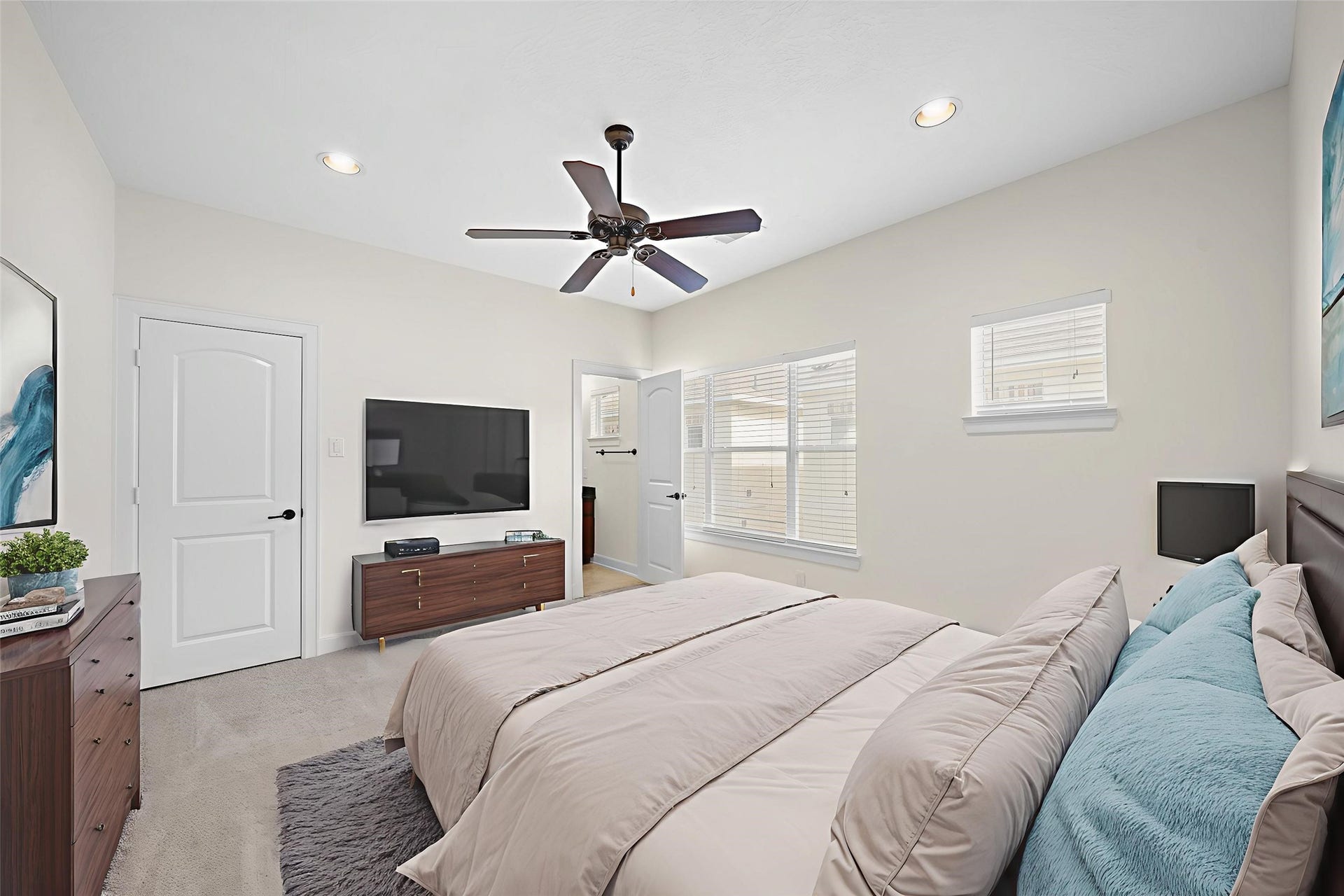 1717 Francis Street, Houston, TX 77004 Virtually Staged: Secondary bedroom with carpet floors, recessed lighting, a ceiling fan, and an en-suite bath.