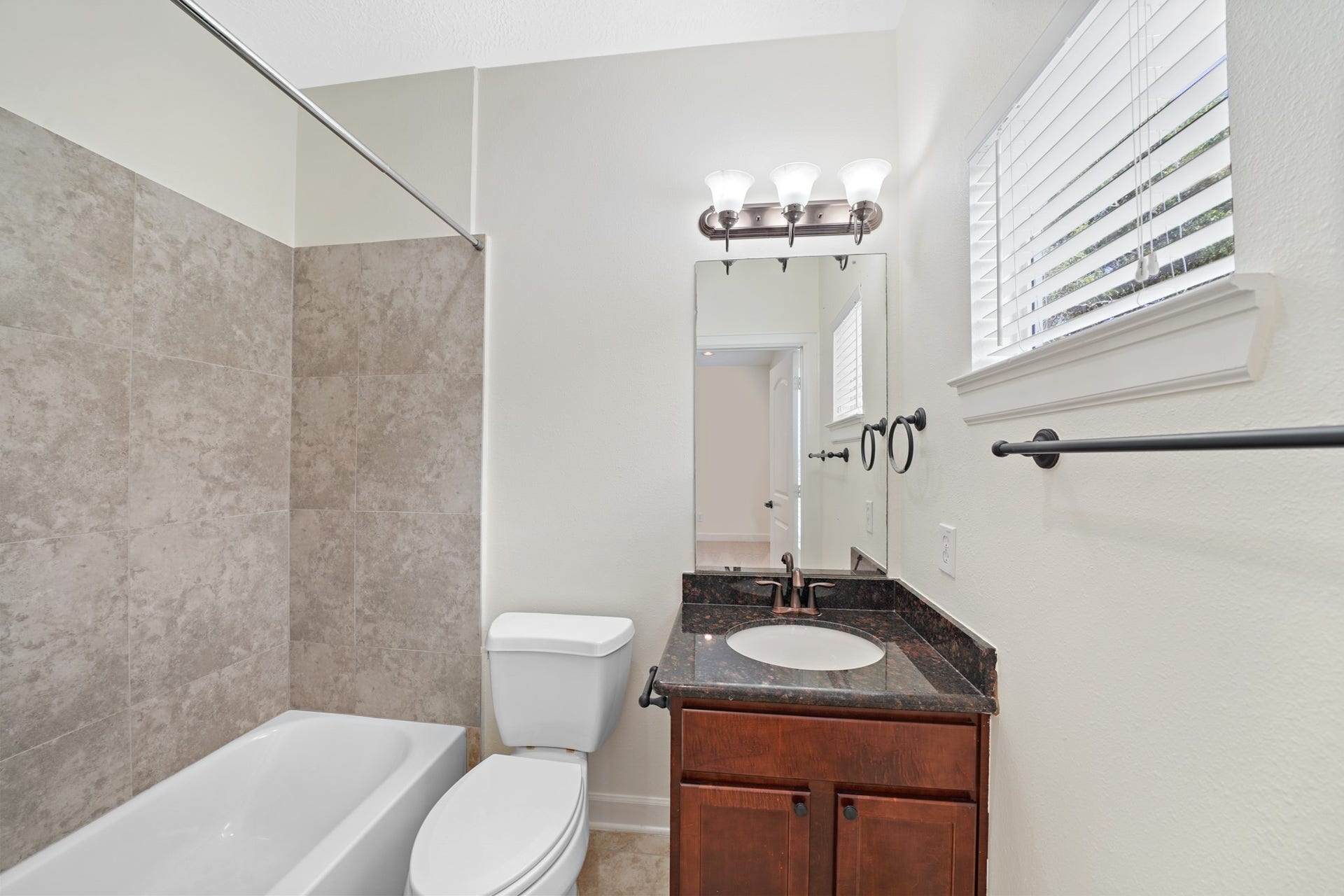 1717 Francis Street, Houston, TX 77004 Secondary bathroom with a shower/tub combo.