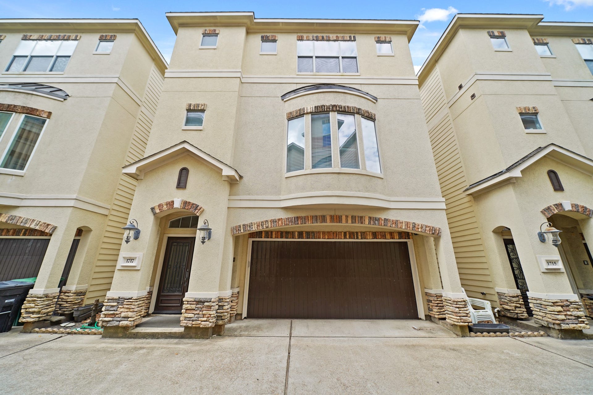 1717 Francis Street, Houston, TX 77004 1717 Francis Street is a BEAUTIFUL 3-story home that offers 2,356 sqft of living space, 3 bedrooms, nd 3.5 bathrooms.