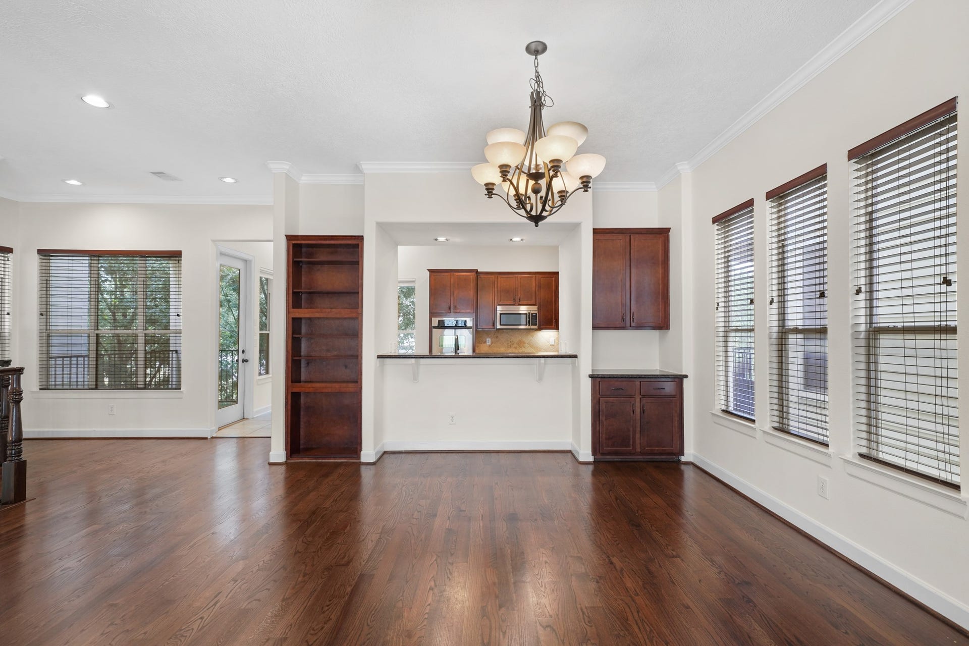 1717 Francis Street, Houston, TX 77004 Your family and friends will dine in style under this gorgeous pendant lighting.