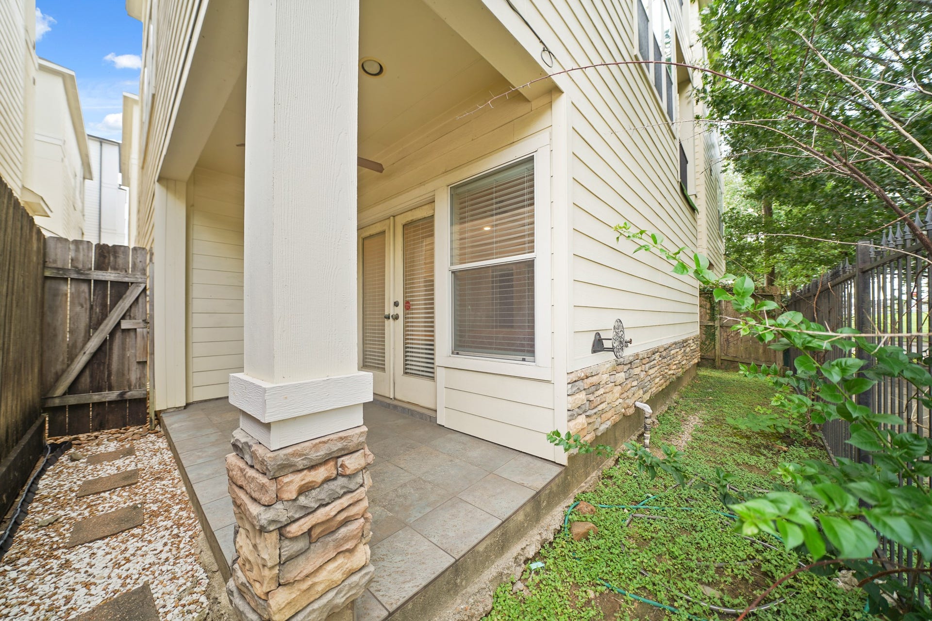 1717 Francis Street, Houston, TX 77004 Just sit and relax on this covered patio.