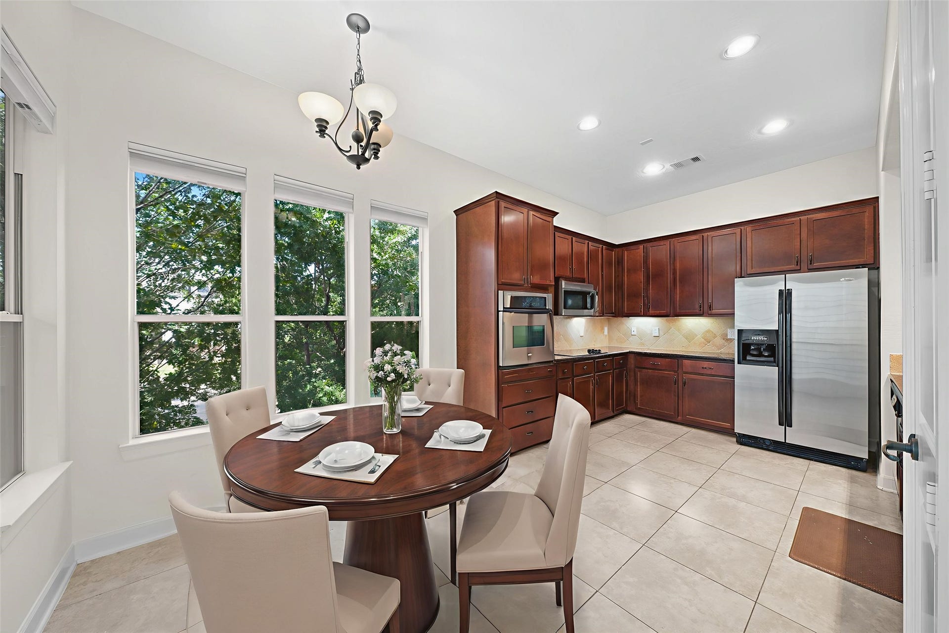 1717 Francis Street, Houston, TX 77004 Virtually Staged: Charming breakfast nook, perfect for your morning coffee.