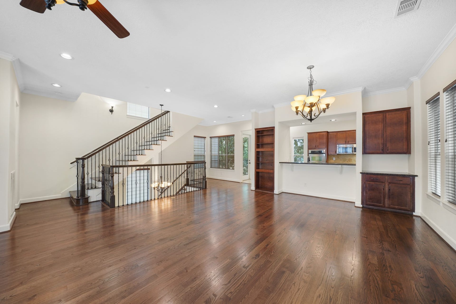 1717 Francis Street, Houston, TX 77004 This is an entertainer's paradise!