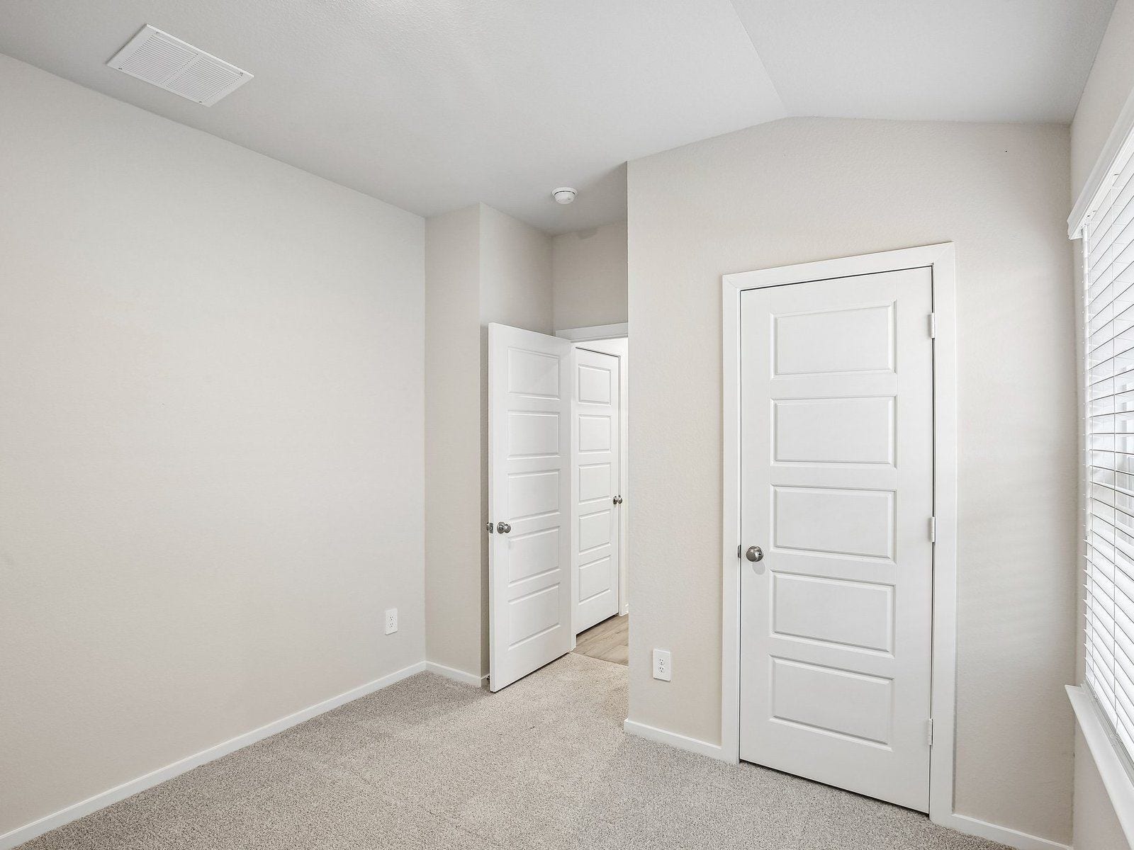 5925 Palmetto Bluff Trail, Pearland, TX 77584 Photo is not of the actual home, but is an inspirational photo of builder's model home and may depict furnishings, options, and/or decorator features that are not included.