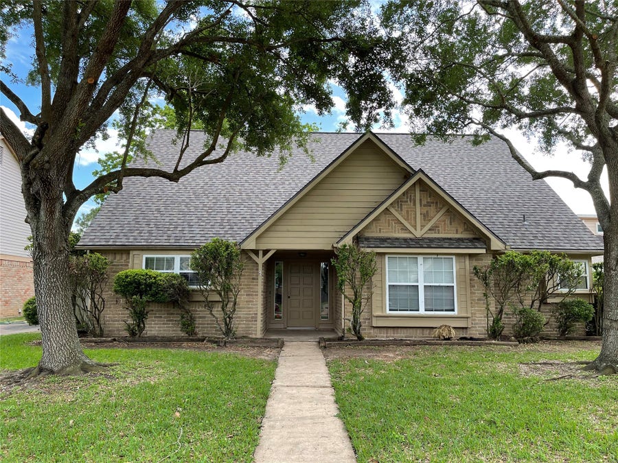 Property photo for 2914 Arrowhead Drive, Sugar Land, TX