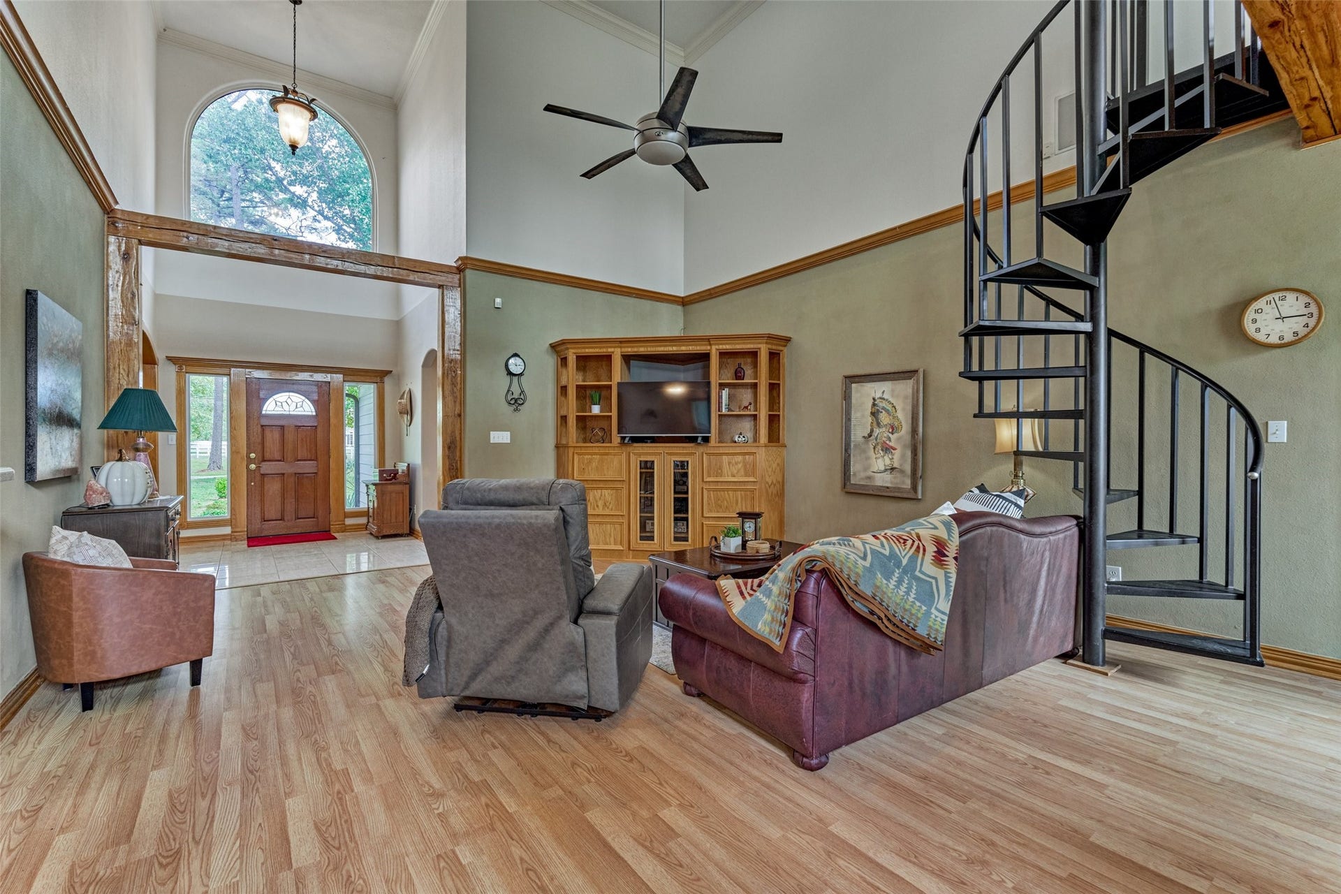 28911 Sapphire Circle, Magnolia, TX 77355 20' ceilings in in the great room, spiral staircase to upstairs landing and optional flex space. Custom built-ins.