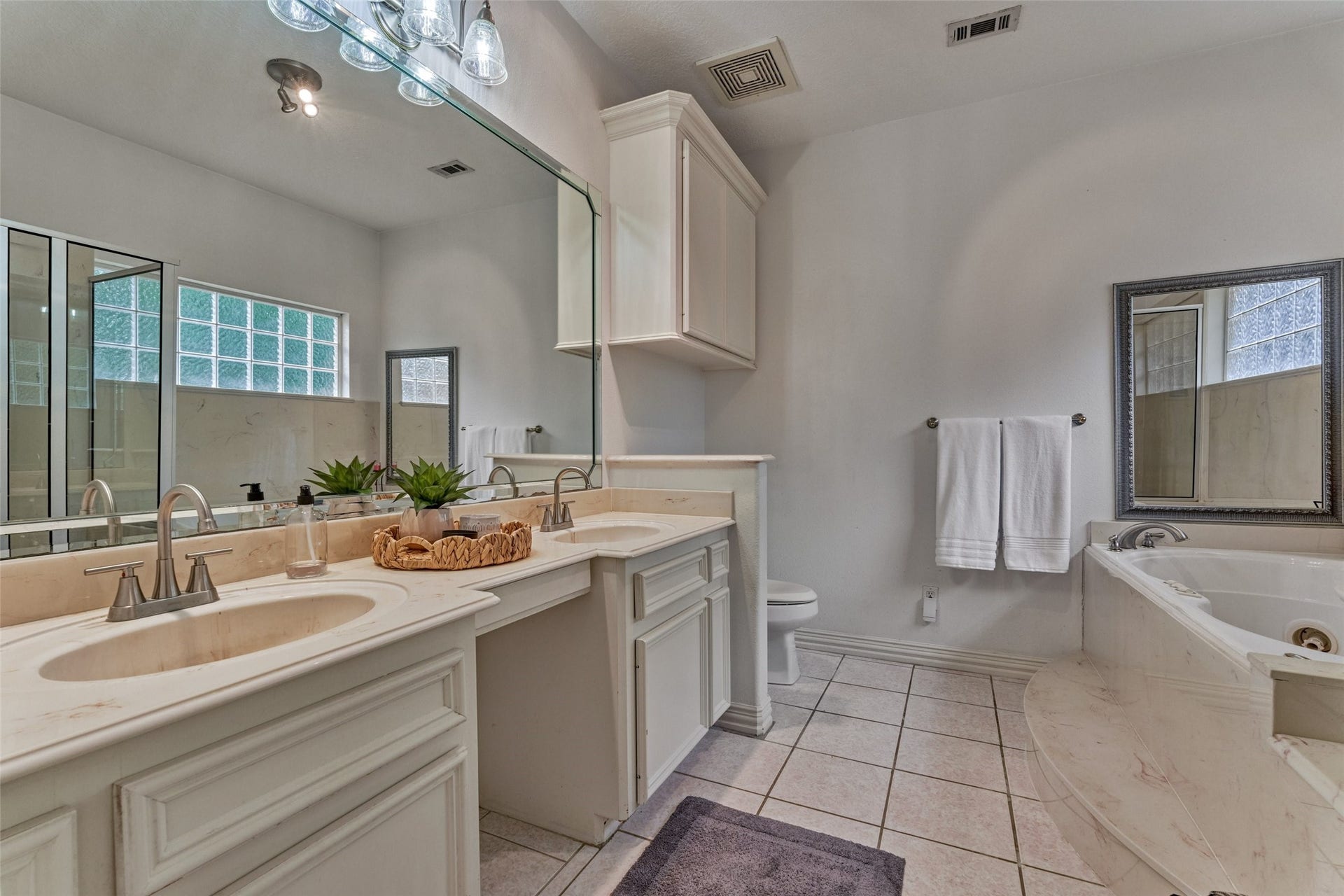 28911 Sapphire Circle, Magnolia, TX 77355 Owner's suite double sinks off of bedroom