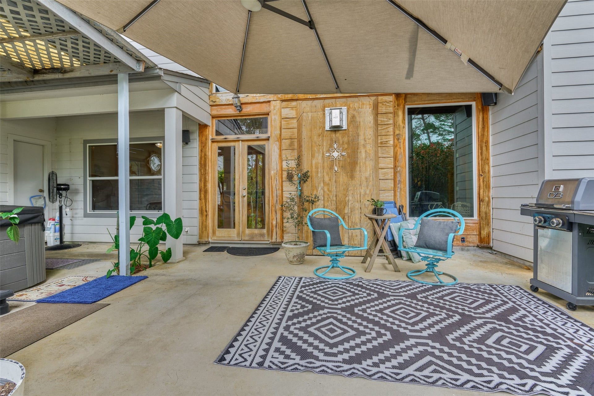 28911 Sapphire Circle, Magnolia, TX 77355 Sitting area back patio